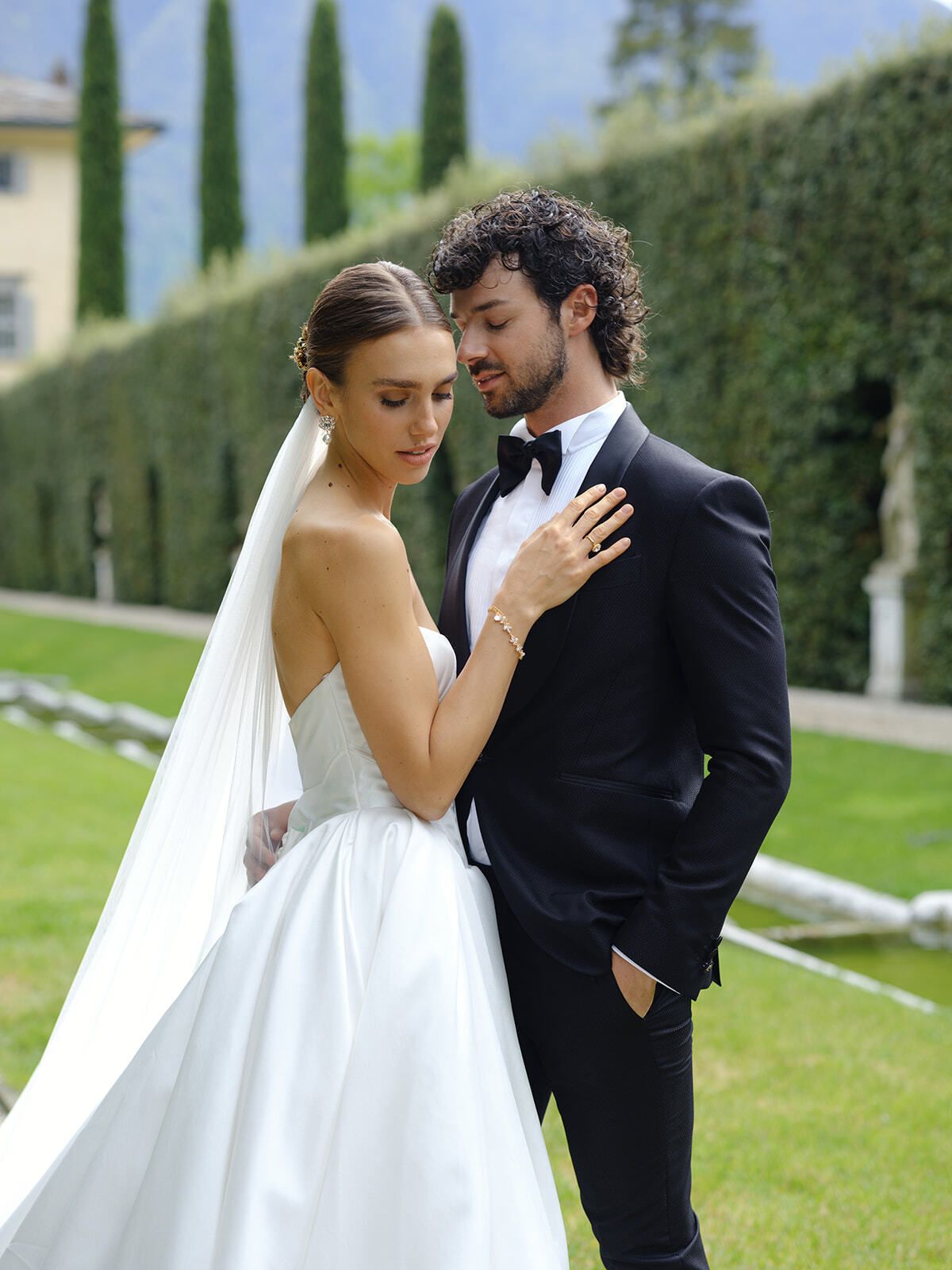 Brautpaar umarmt sich im Heckengarten der Villa Balbiano