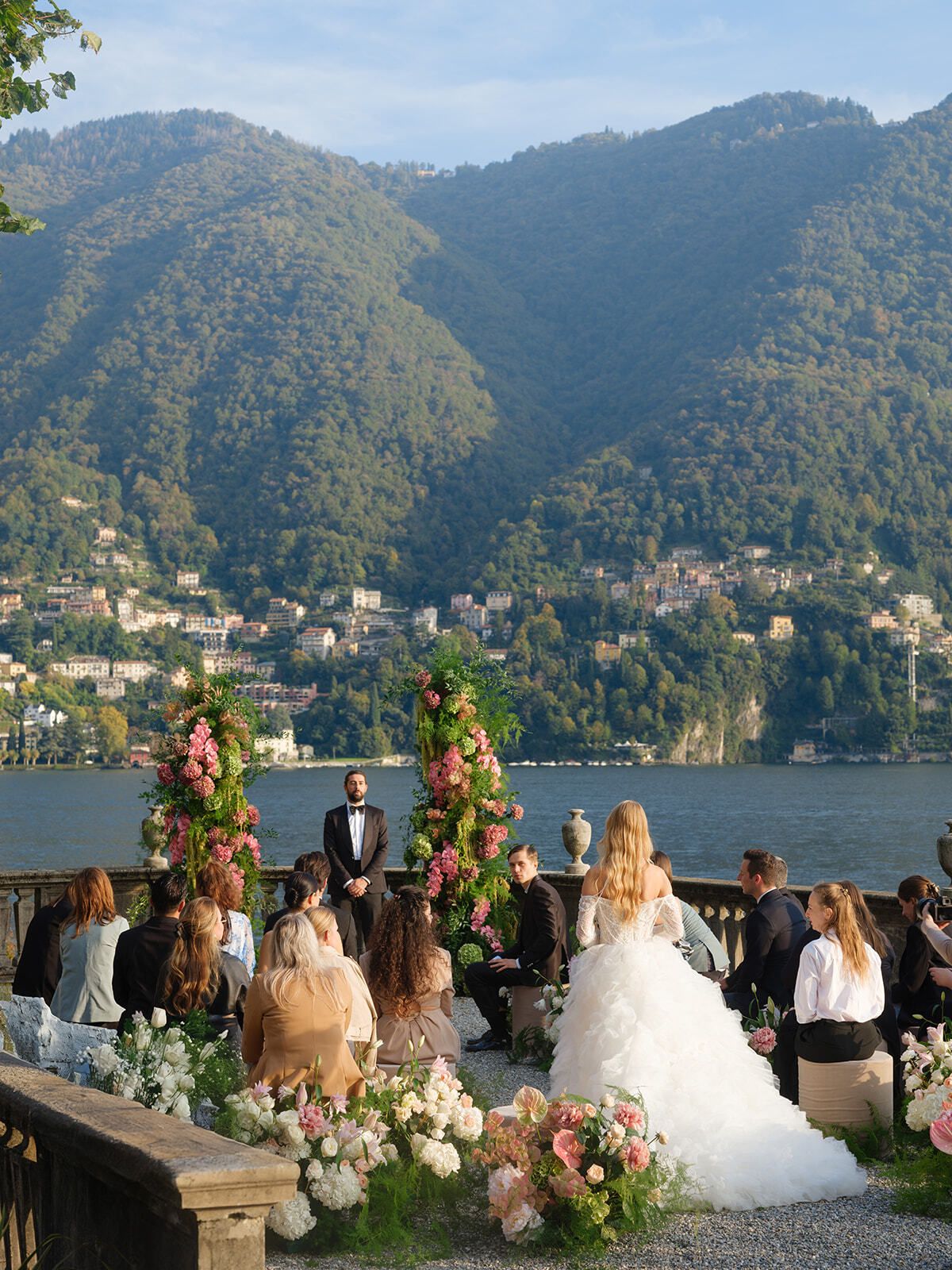 Cérémonie de mariage au bord du lac à la Villa Pizzo, les montagnes derrière