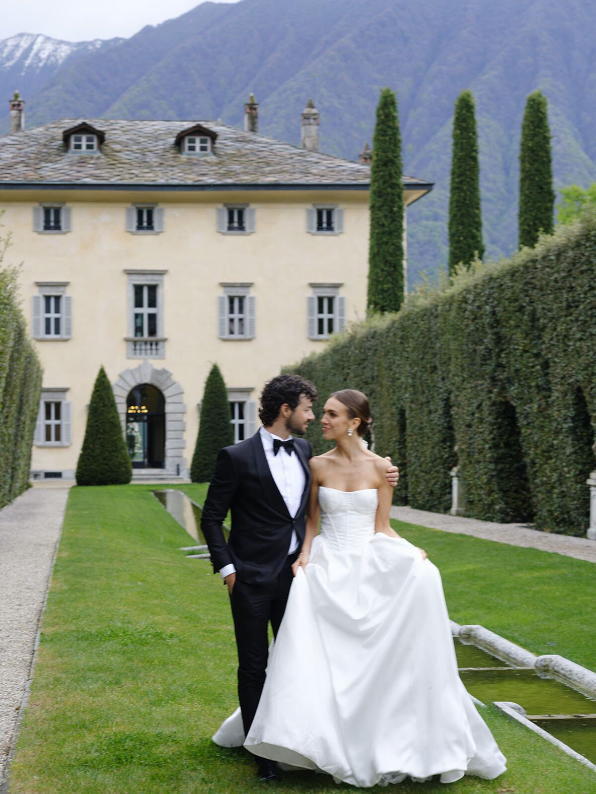 Paar auf dem Gartenrasen vor der Villa Balbiano