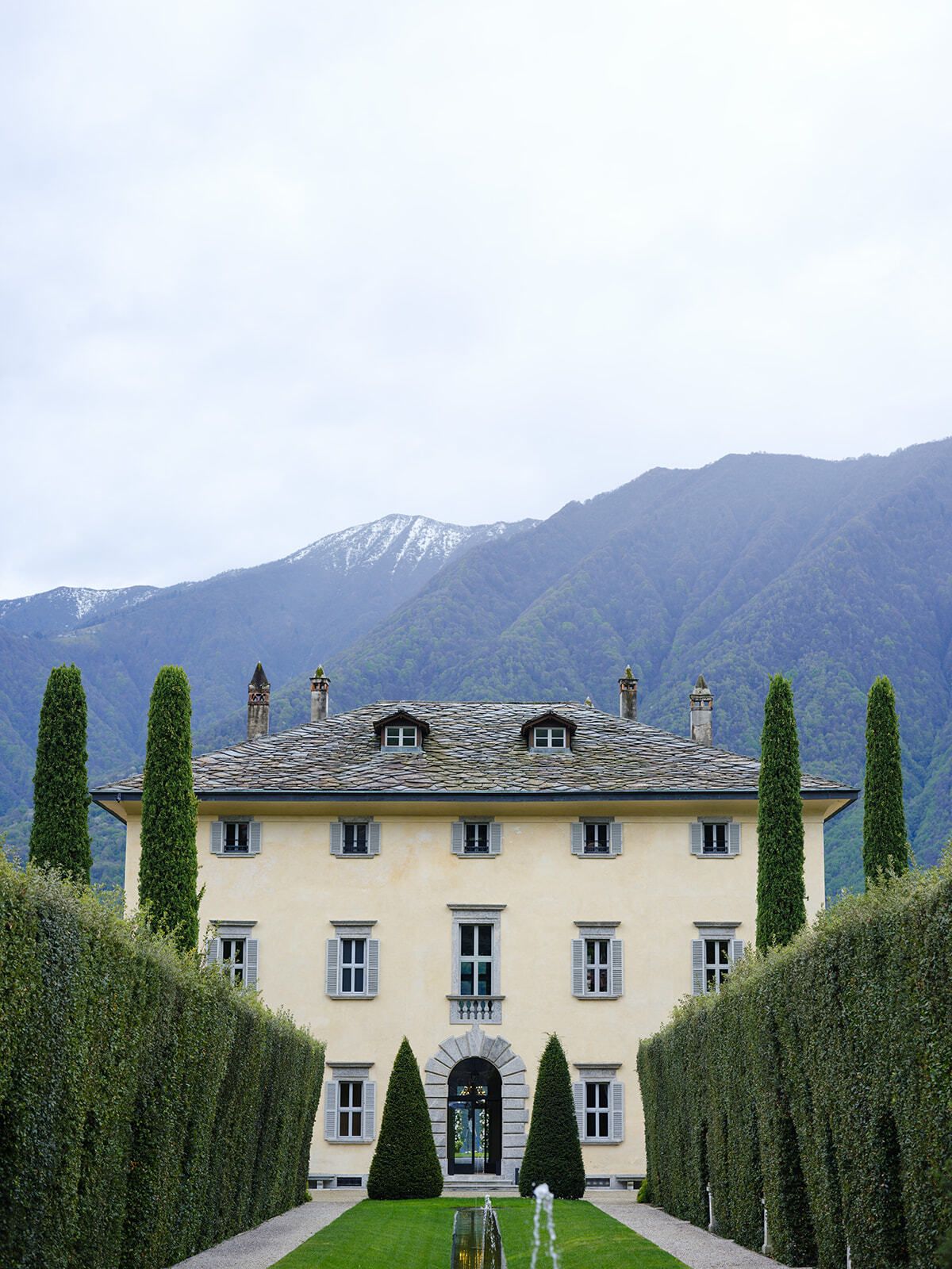 Villa Balbiano zwischen Zypressenhecken, Comer See