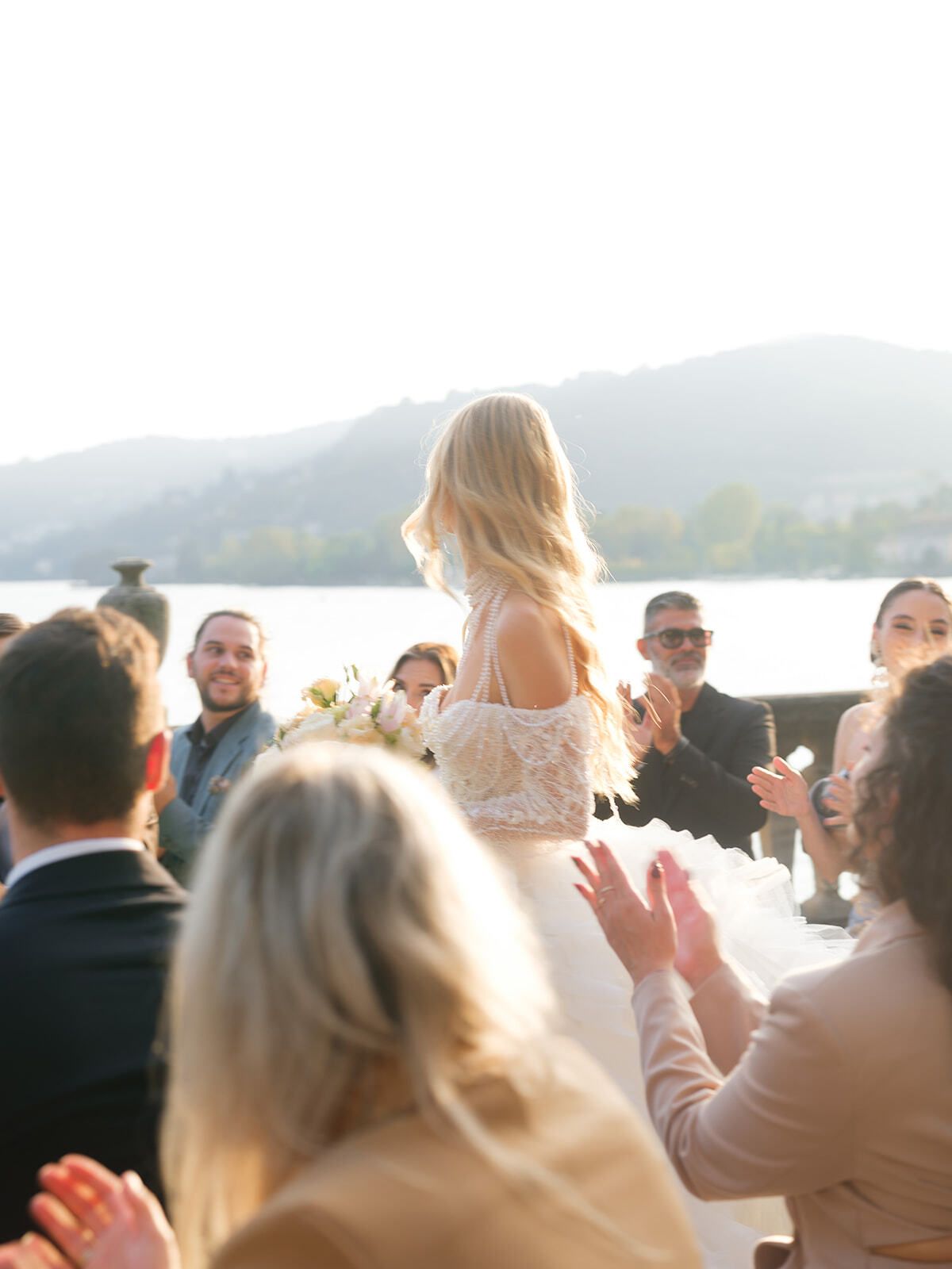 Invités applaudissant la mariée pendant la cérémonie