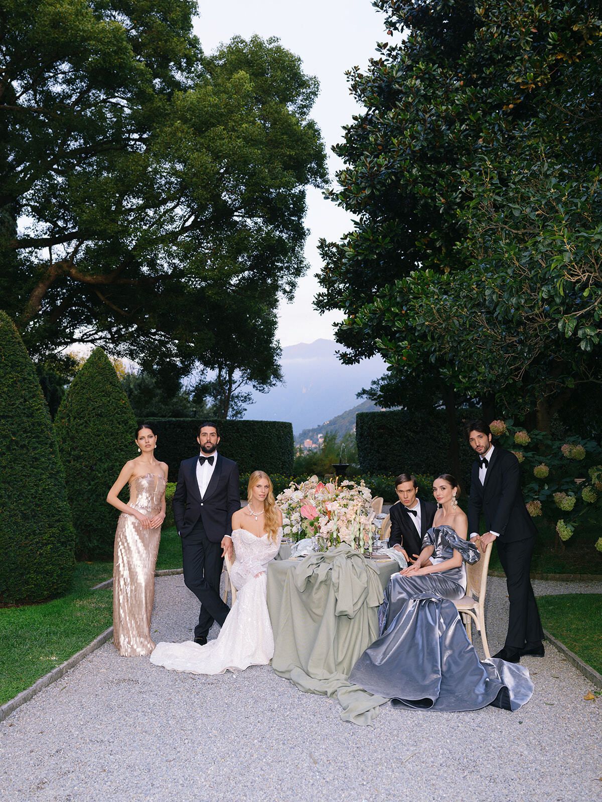 Cortège autour d’une table de réception dans le jardin de la Villa Pizzo