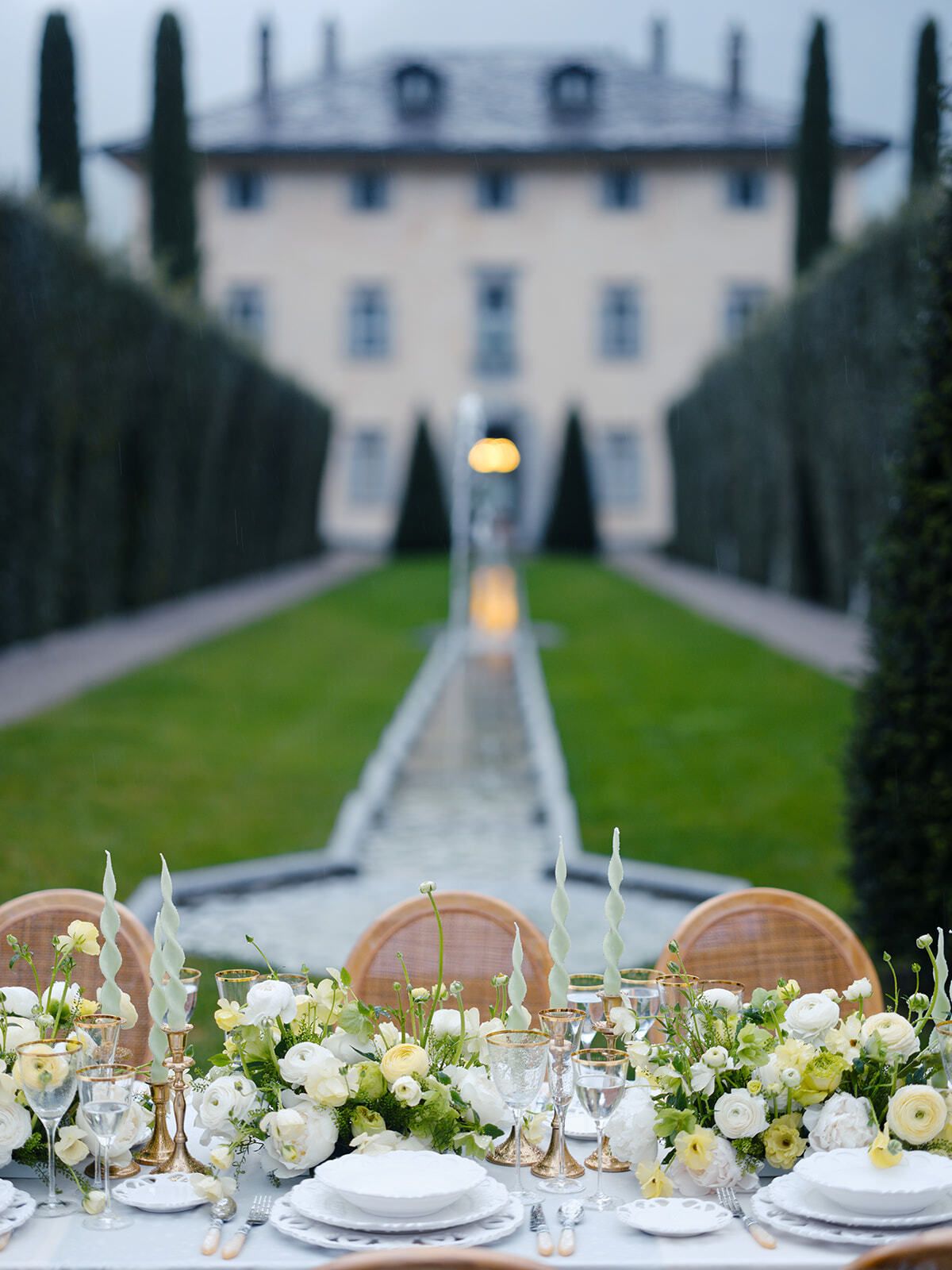 Hochzeitstafel mit weißen Blumen auf der Gartenallee der Villa Balbiano