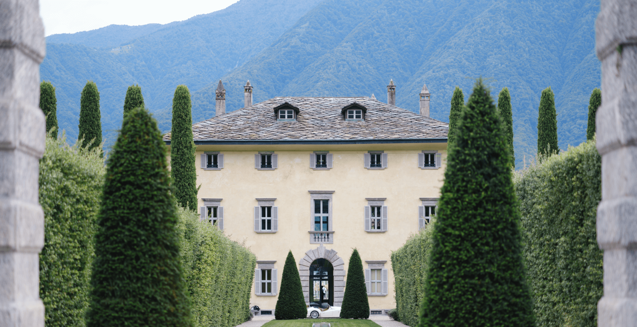 Villa Balbiano, eingerahmt von Zypressen und ihrem formalen Garten