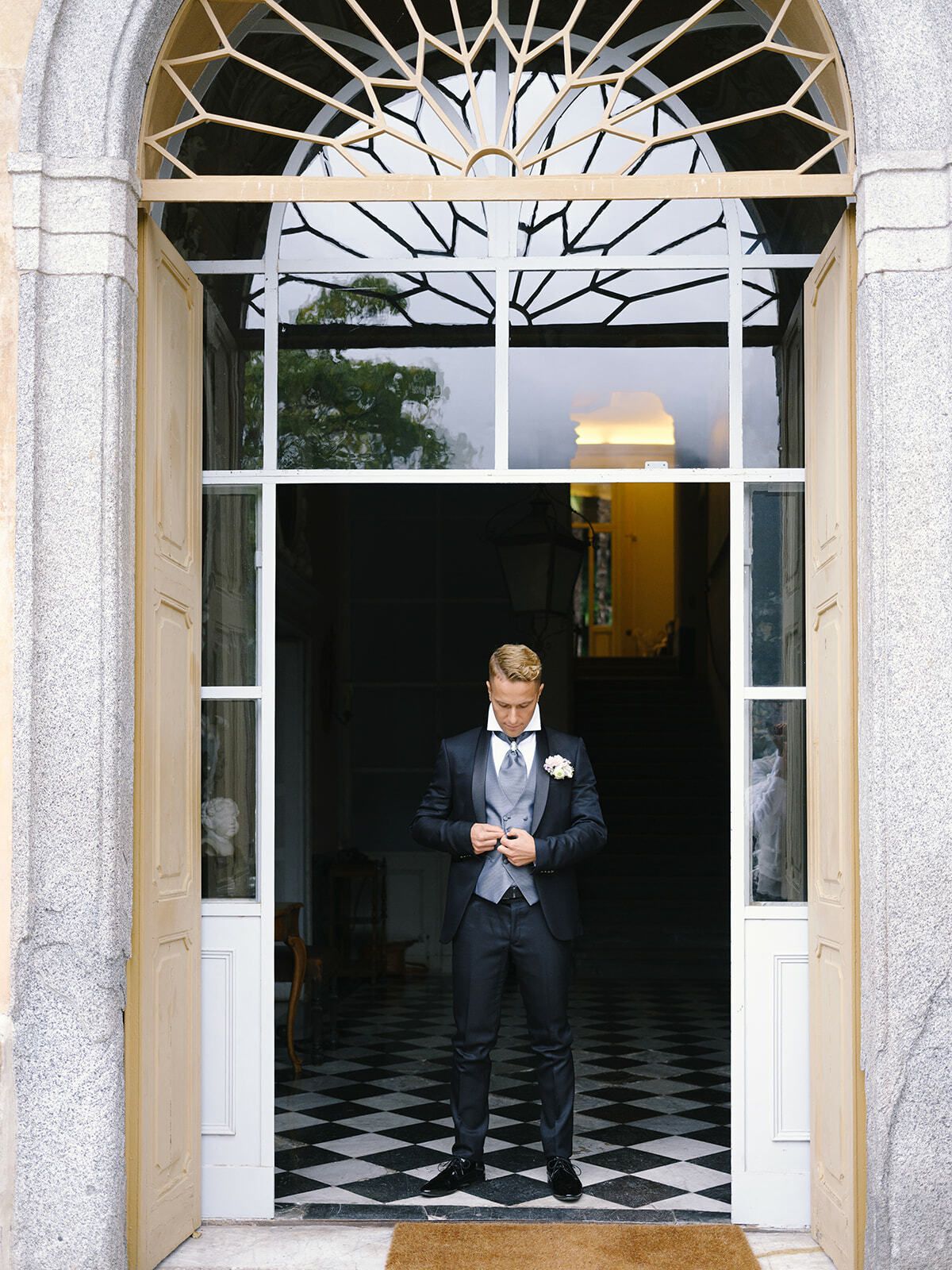 Novio en la entrada en arco de Villa Pizzo