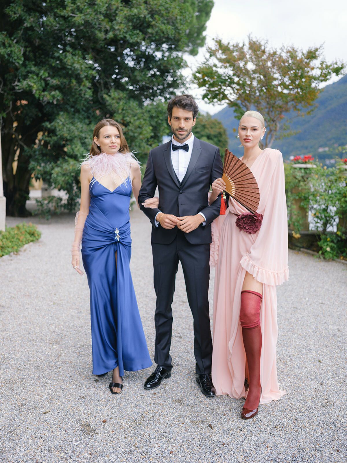 Invitadas con vestidos azules y rosa empolvado en Villa Pizzo