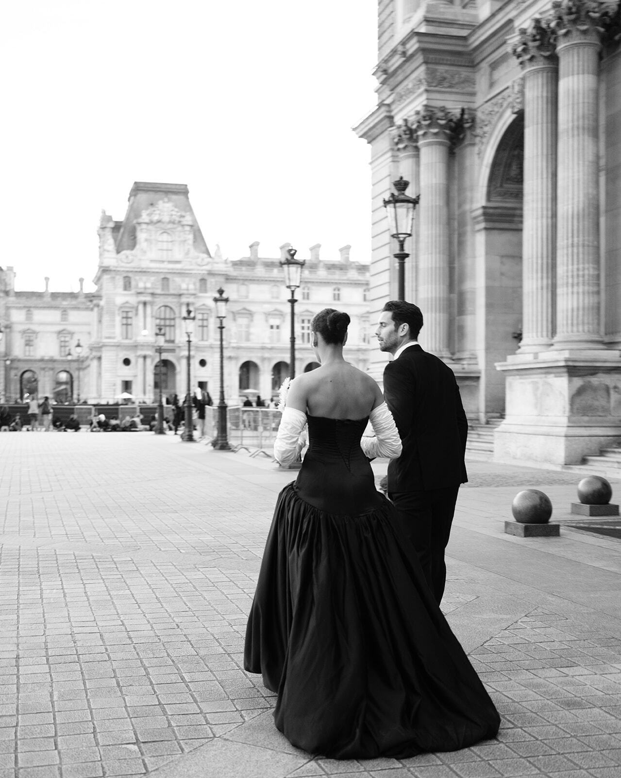 Schwarz-Weiß-Foto eines Paares in Schwarz am Louvre, Paris