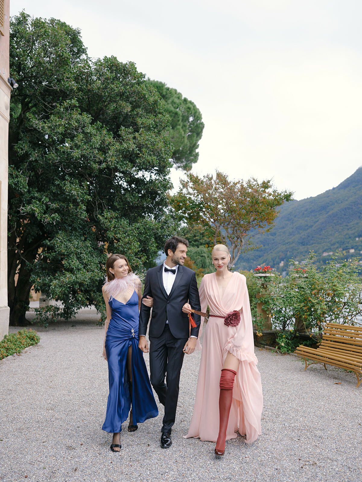 Pareja de invitados paseando por los jardines de Villa Pizzo