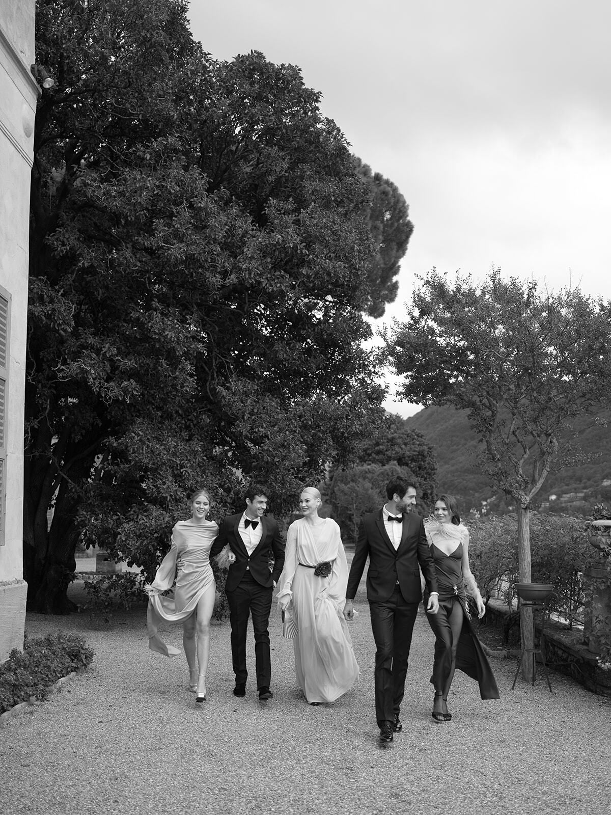 Foto en blanco y negro de invitados paseando por el jardín