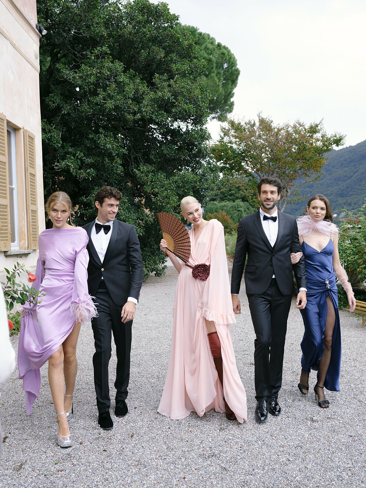 Invitados con vestidos pastel llegando a Villa Pizzo