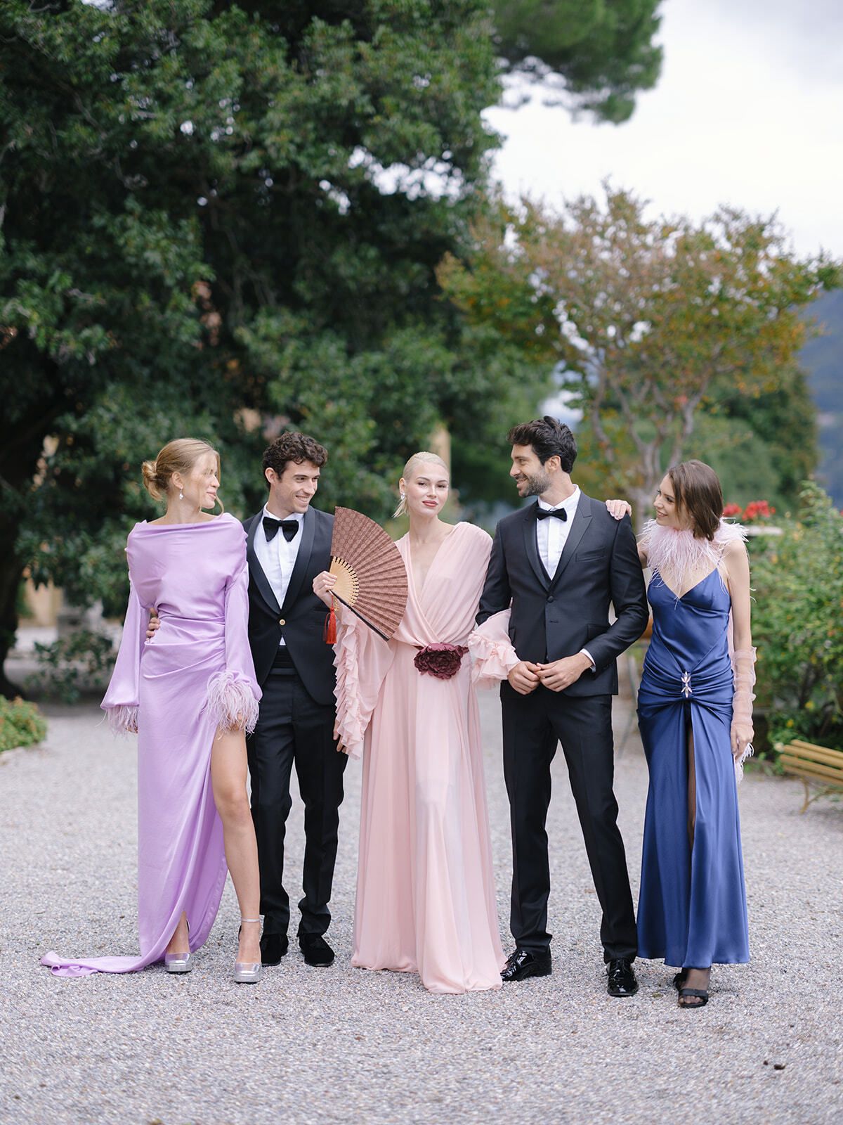 Invitadas con vestidos pastel en los jardines de Villa Pizzo