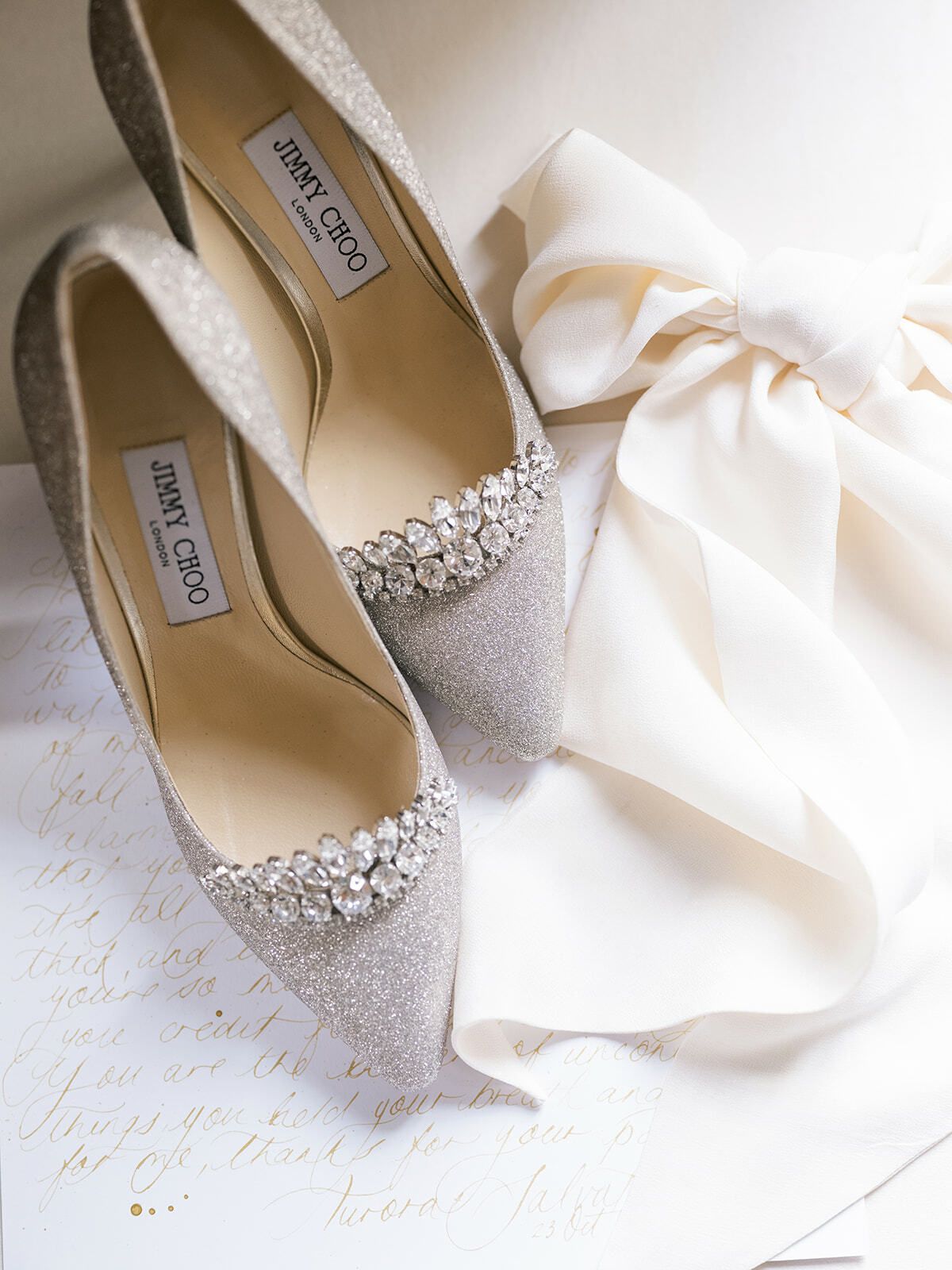 Zapatos de novia con pedrería sobre seda