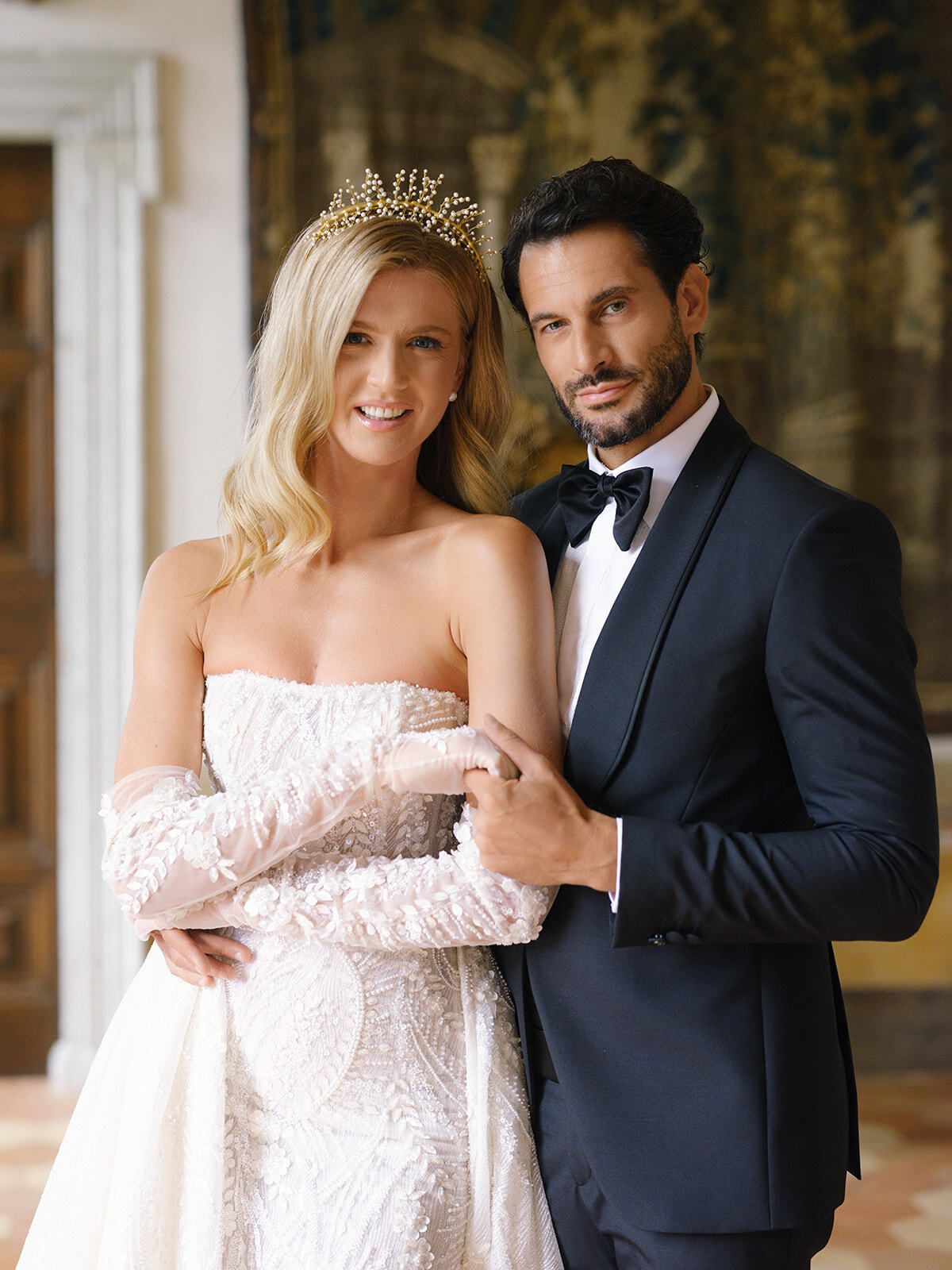Novia con tiara y novio con esmoquin azul marino