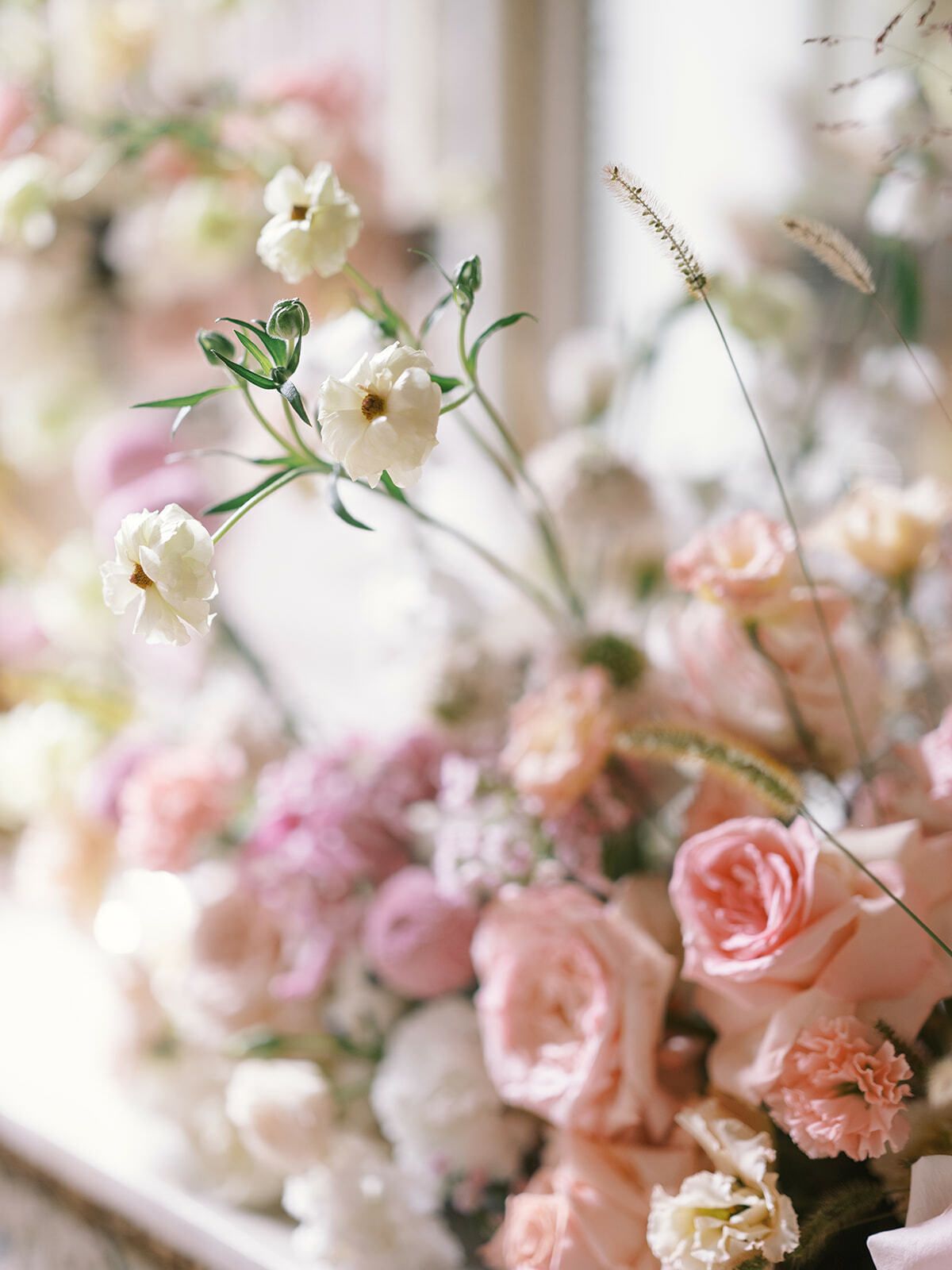 Rosas rosa suave y flores de jardín en un arreglo