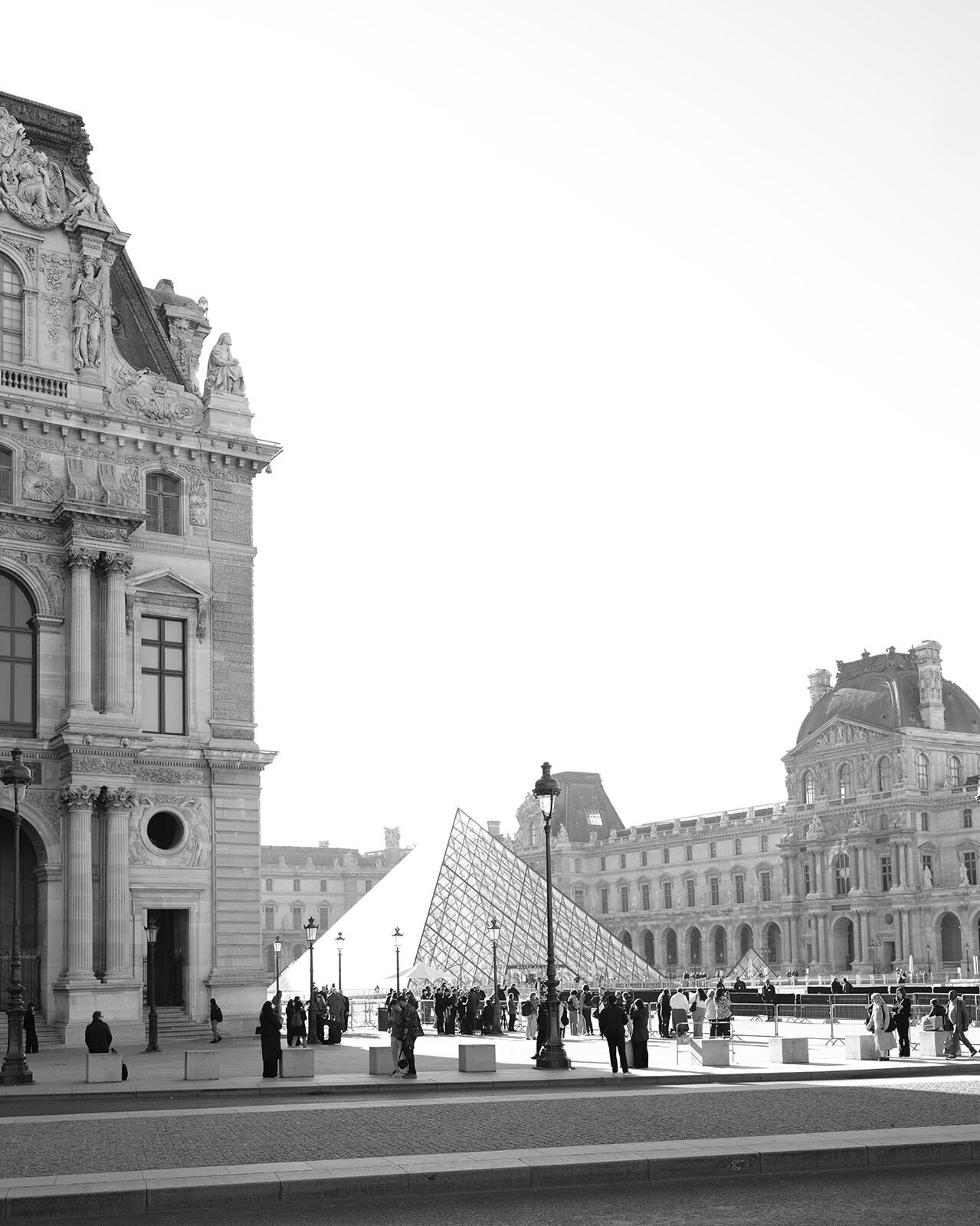Louvre-Pyramide und Palast, Paris
