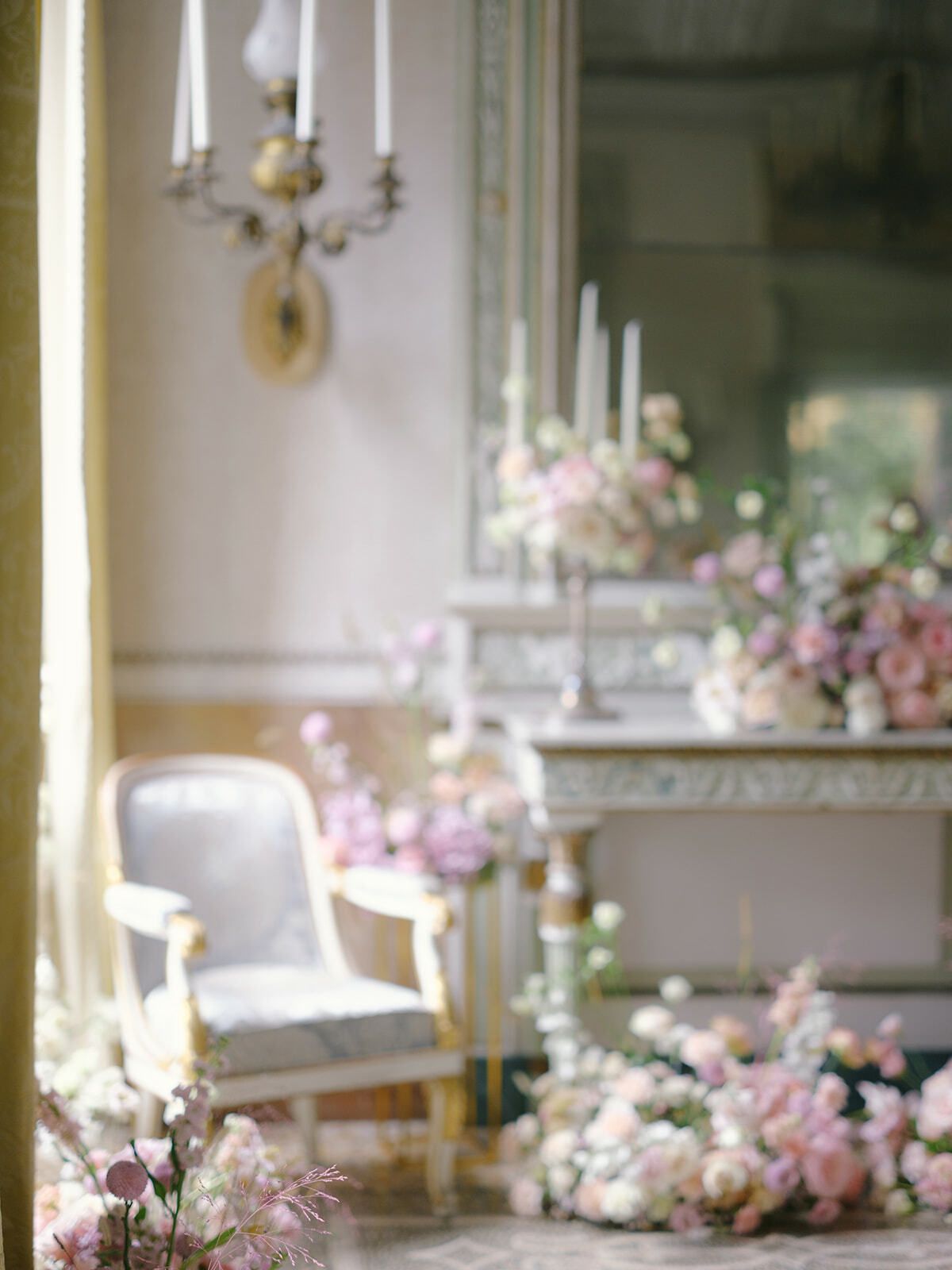 Salón de Villa Pizzo decorado con flores rosas y candelabros