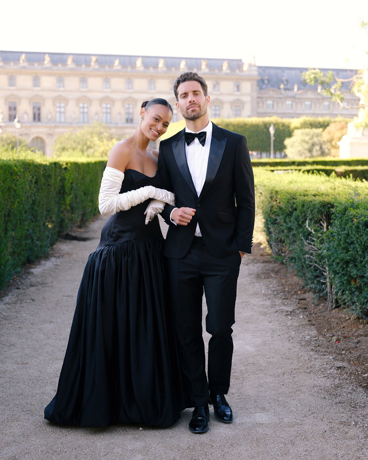 Paar in Schwarz im Jardin des Tuileries, Paris