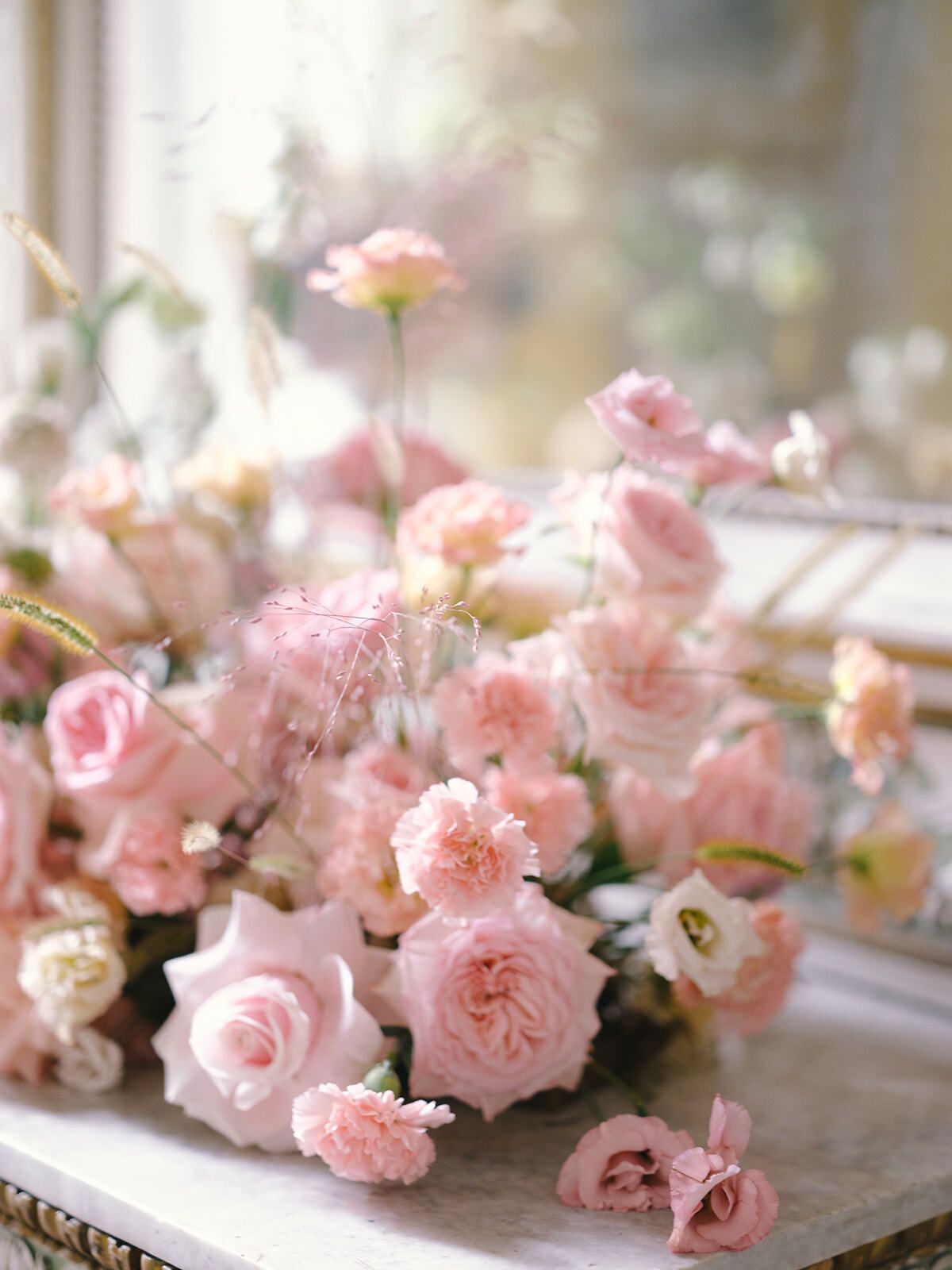 Rosas rosas y guisantes de olor sobre una mesa