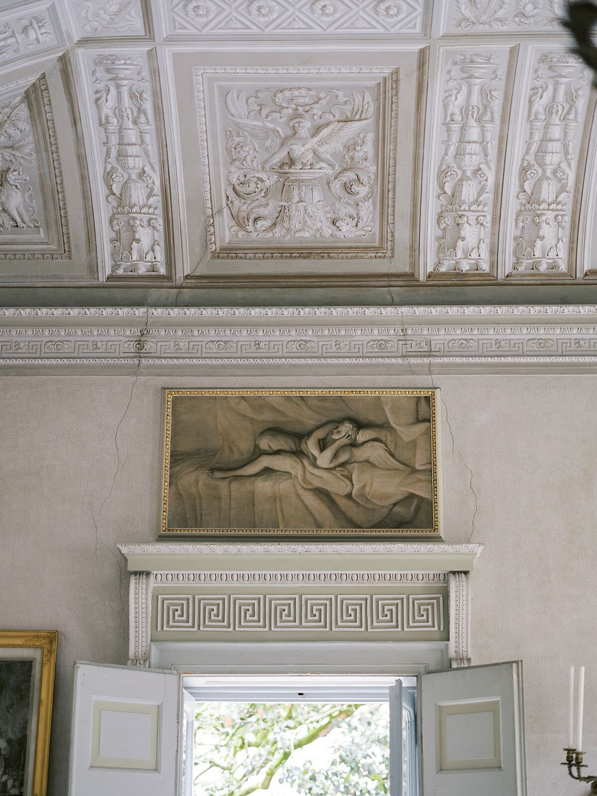 Techo de estuco ornamentado y puerta en el interior de Villa Pizzo