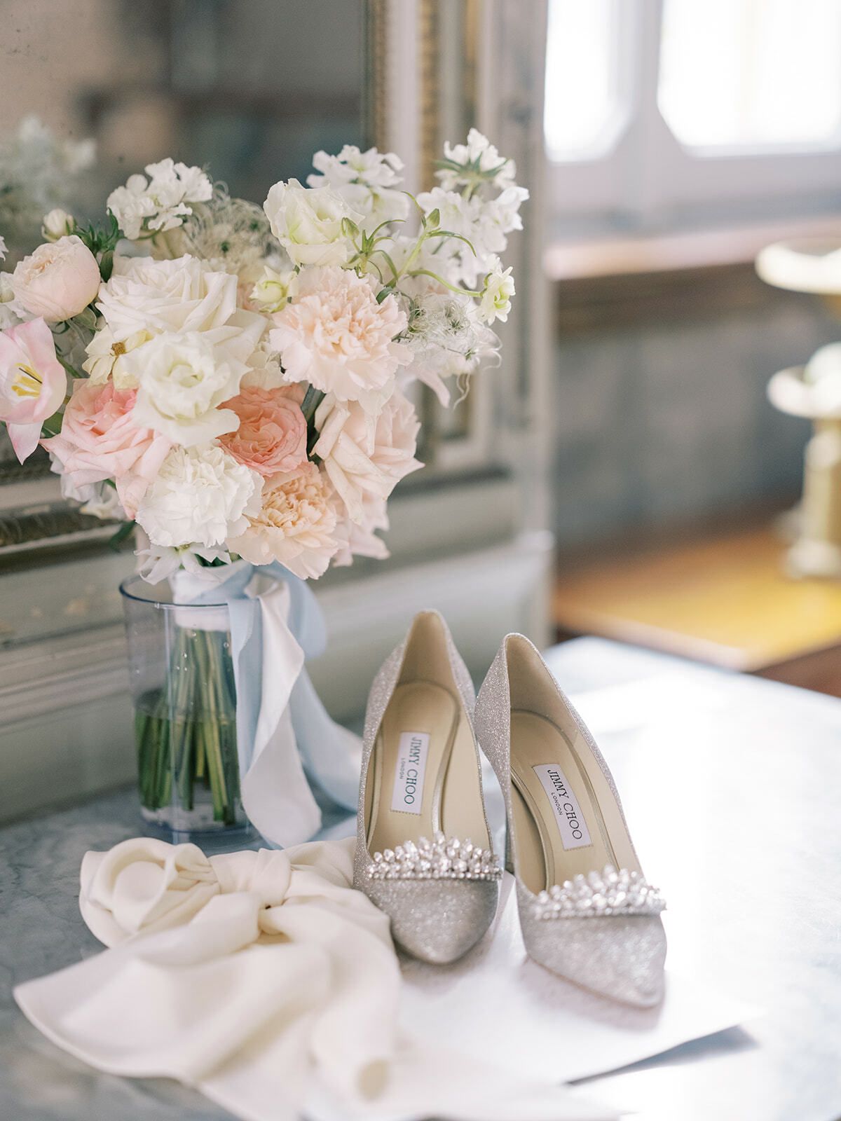 Ramo de novia junto a zapatos con pedrería