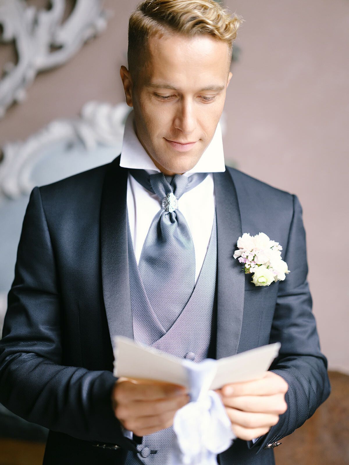 Novio leyendo una carta de la novia, Villa Pizzo