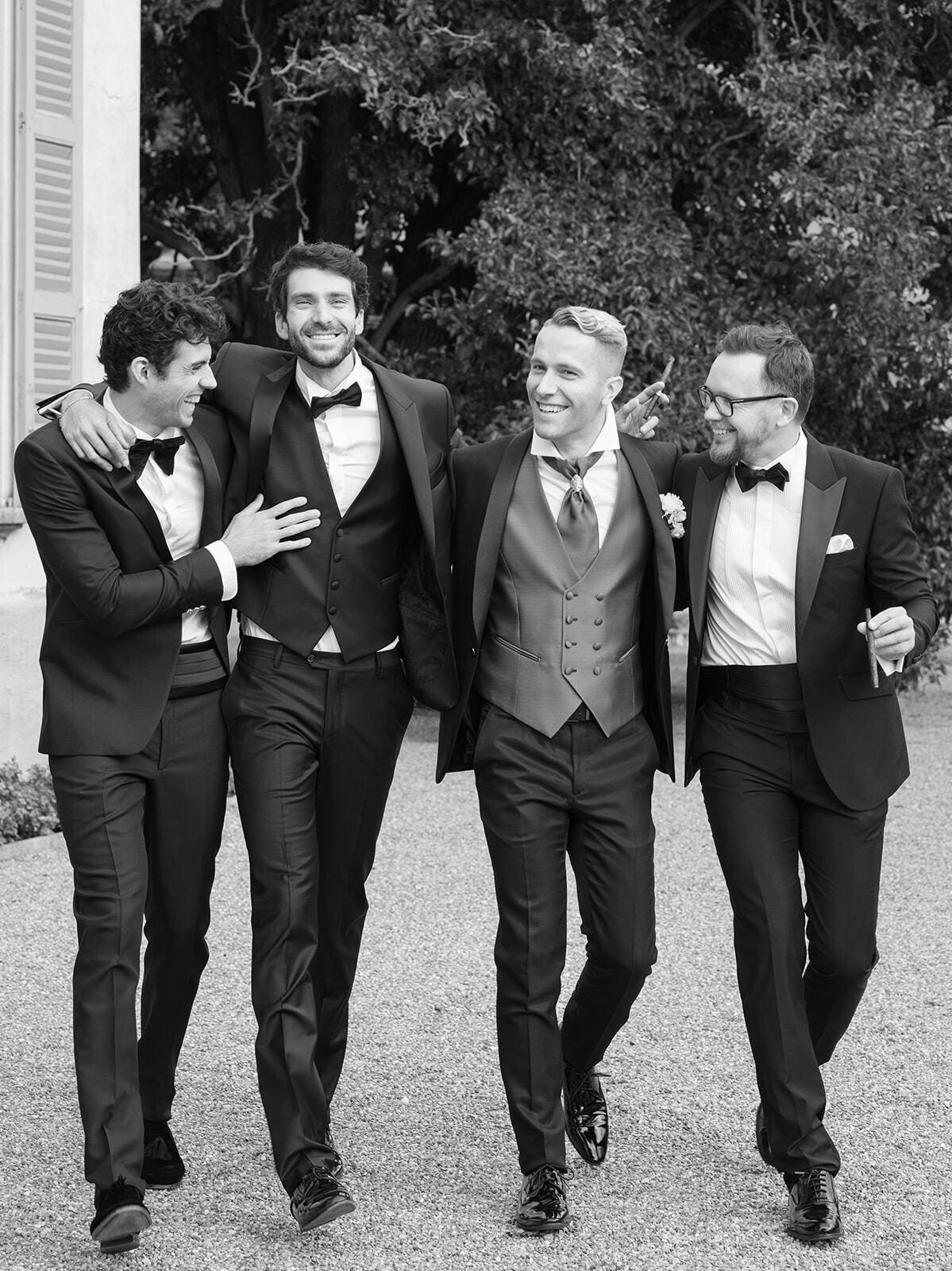 Foto en blanco y negro del novio y los padrinos