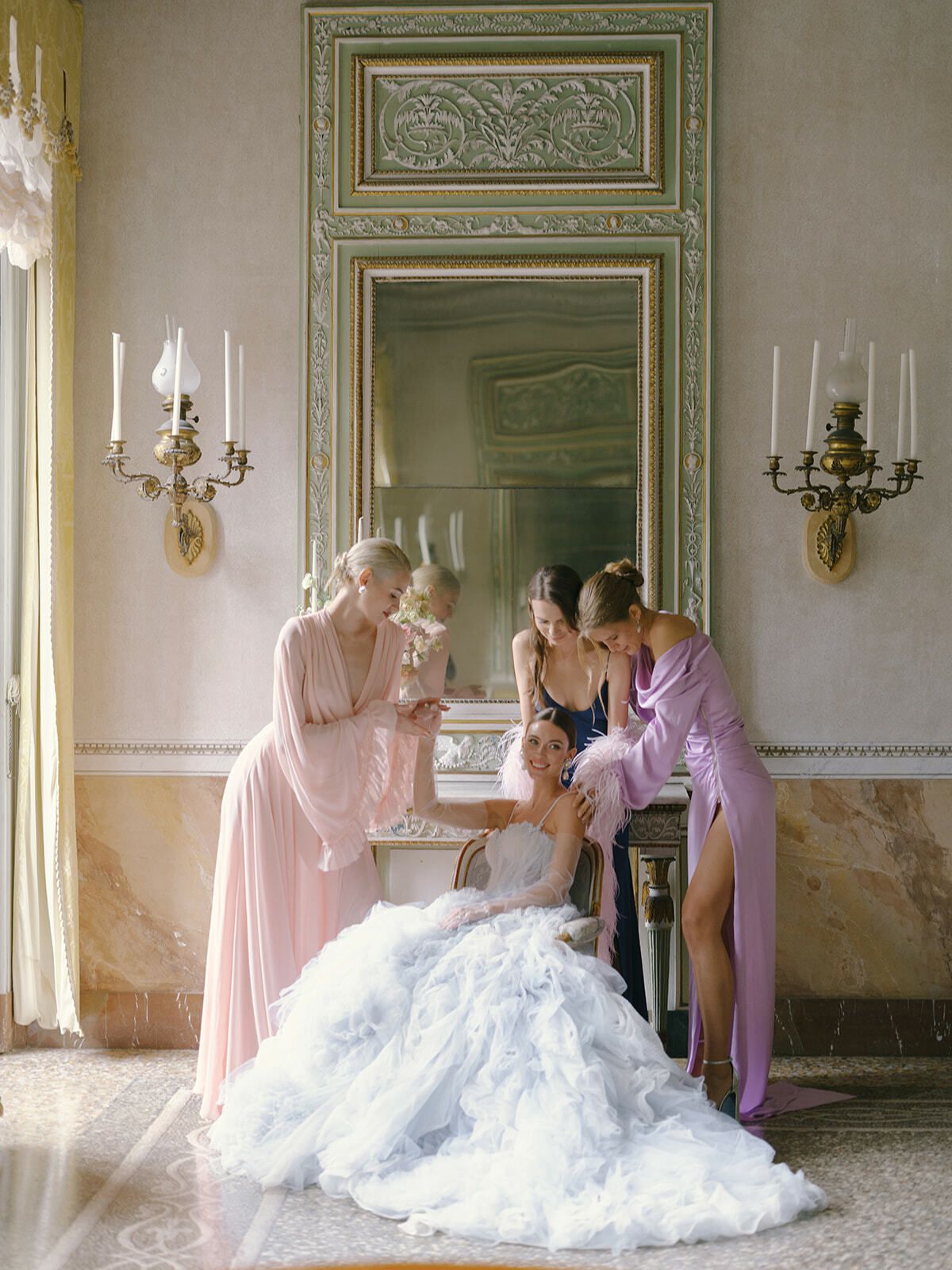 Novia y damas de honor preparándose ante un tocador en Villa Pizzo