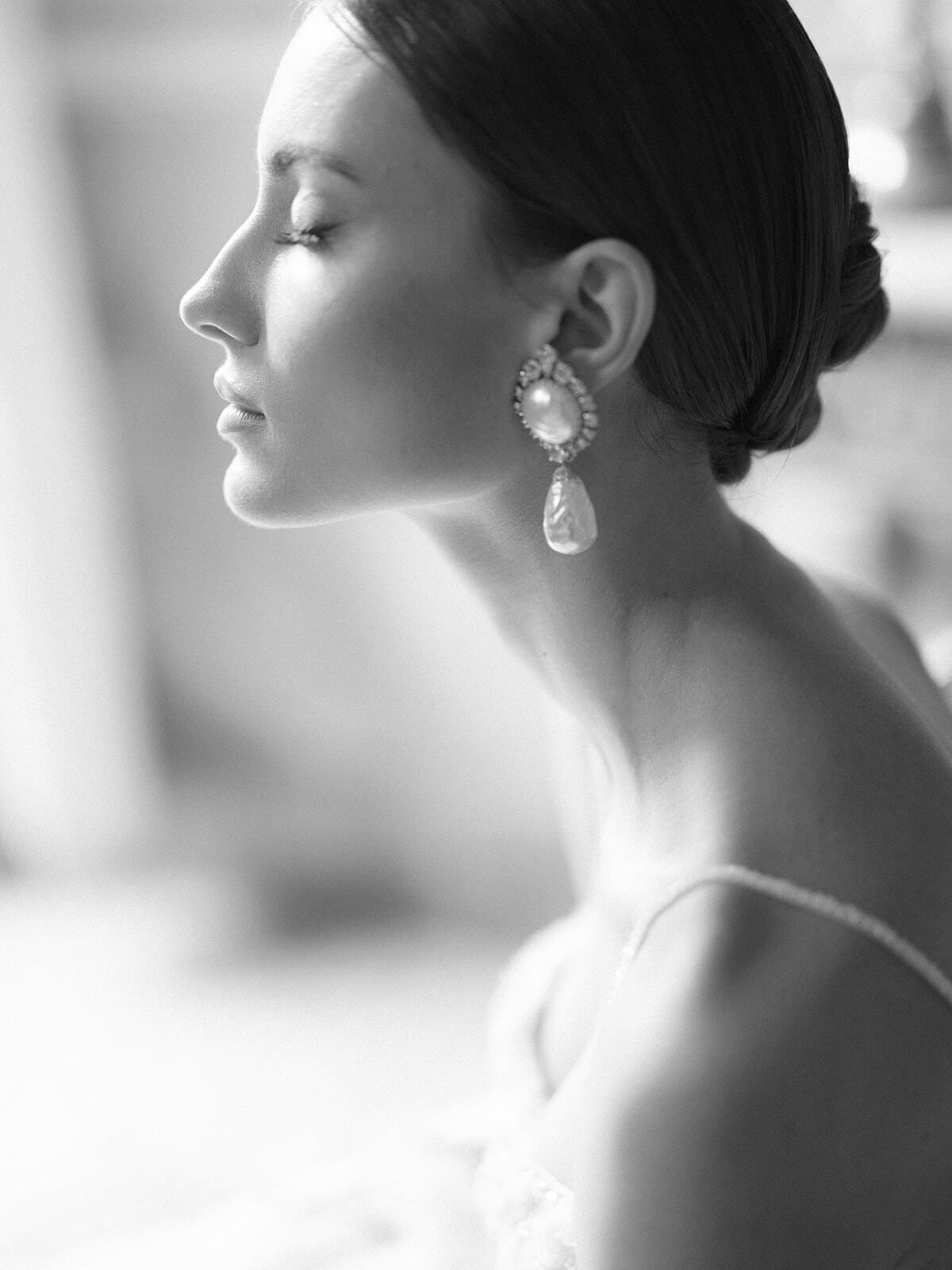 Perfil en blanco y negro de una novia con pendientes largos