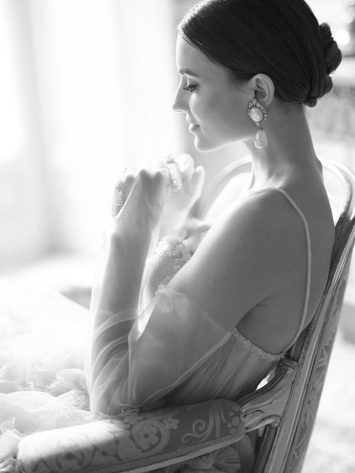 Perfil en blanco y negro de la novia preparándose