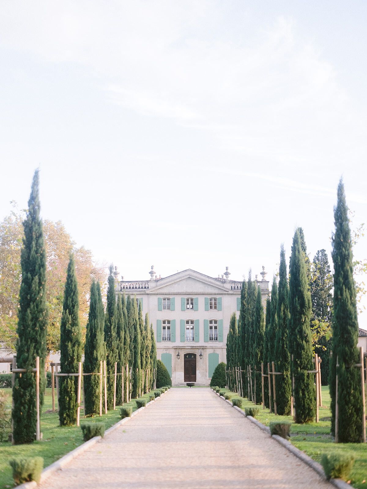 Viale di cipressi che porta allo Château de Tourreau