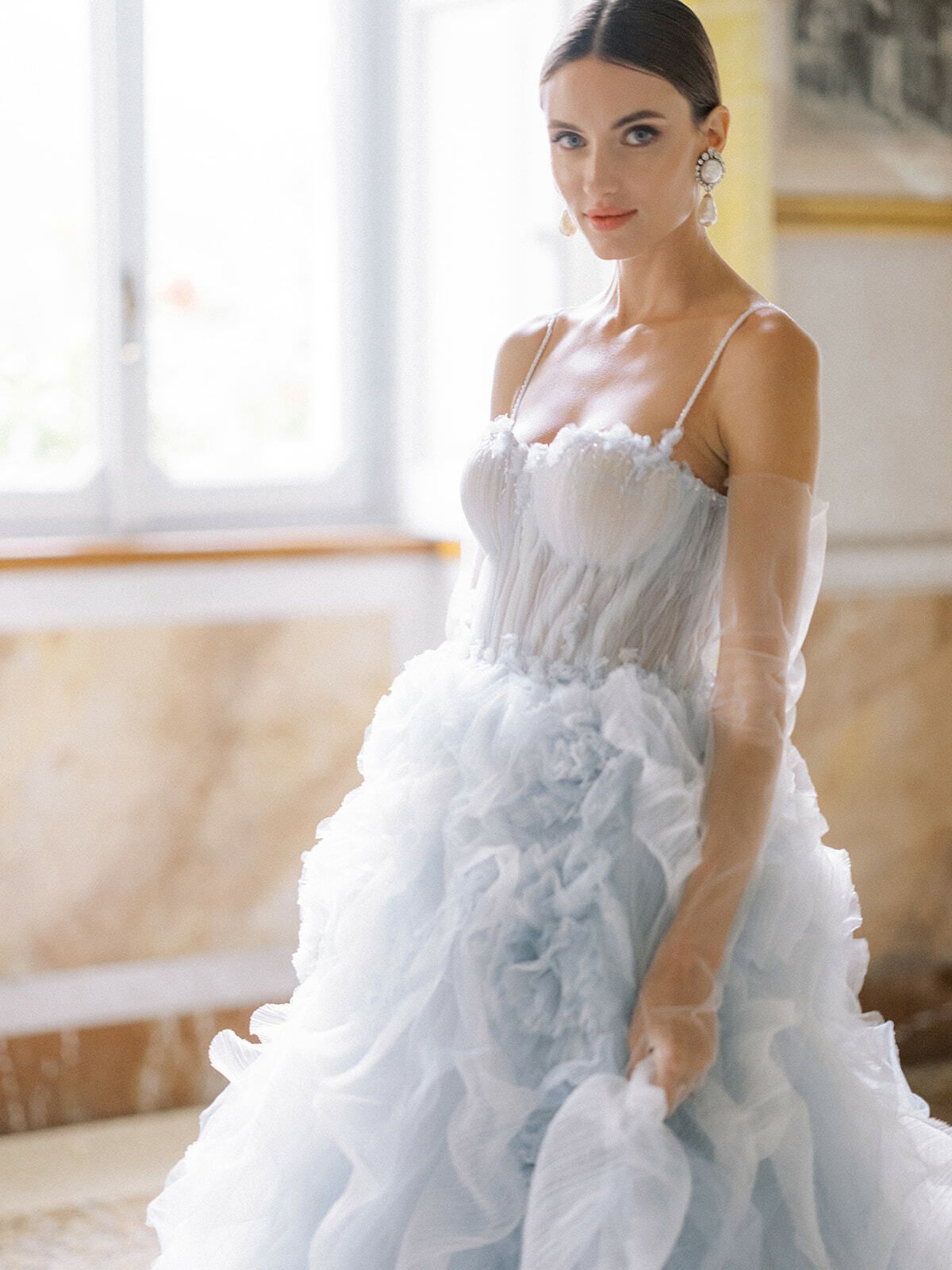 Novia con vestido de tul con volantes azul pálido en Villa Pizzo