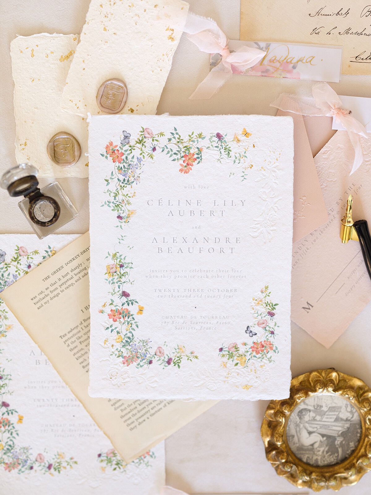 Florale Hochzeitseinladungen mit Wachssiegeln