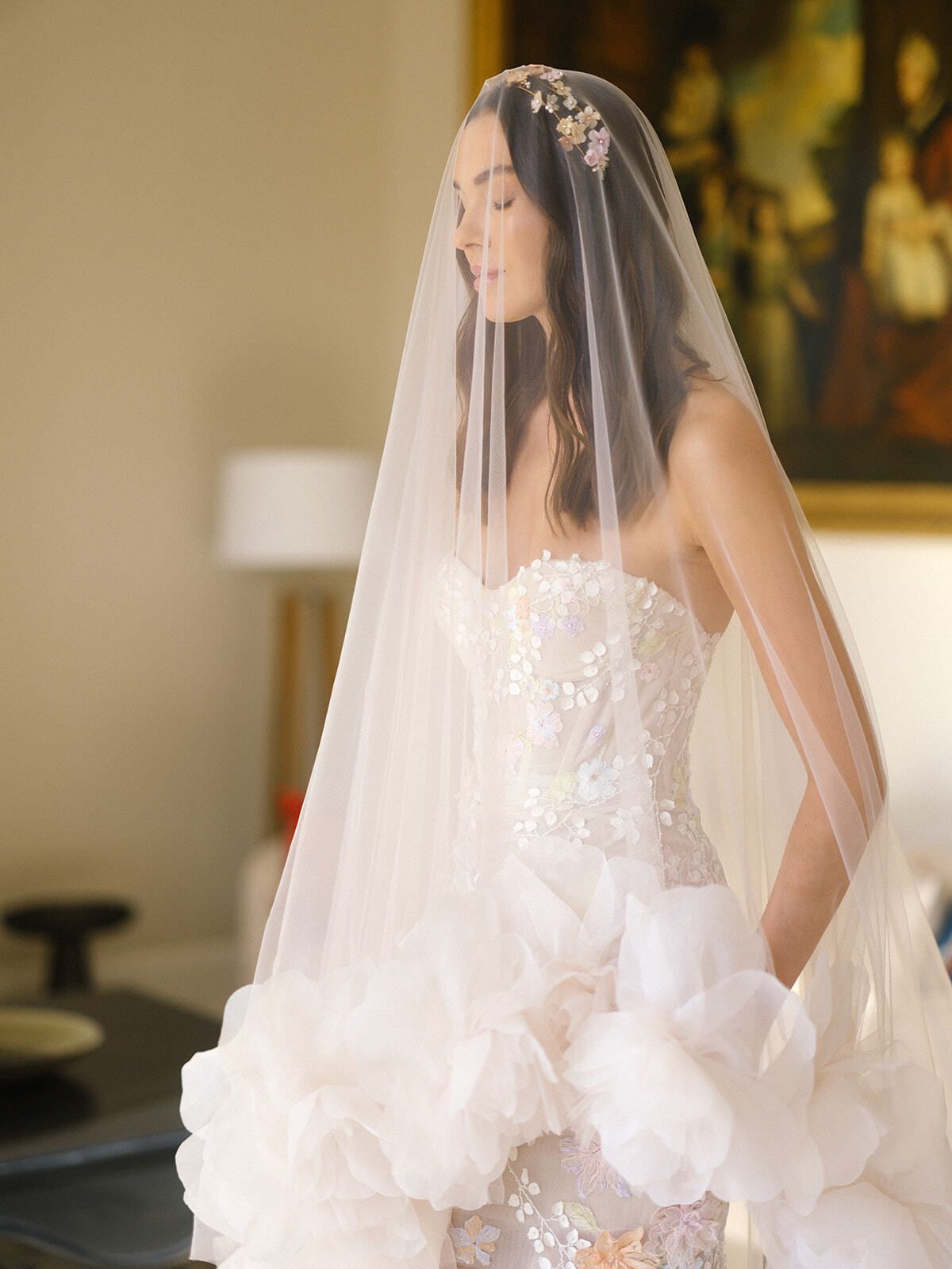 Sposa con velo lungo e abito a balze, Château de Tourreau