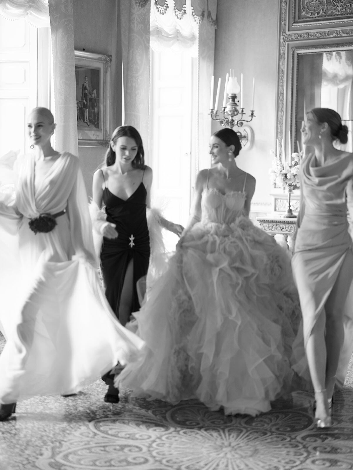 Foto en blanco y negro de la novia con sus damas de honor en Villa Pizzo