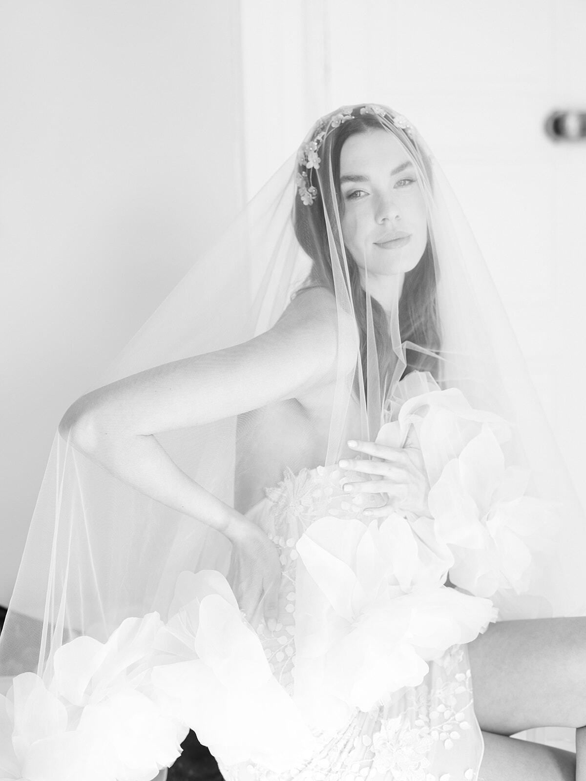 Ritratto in bianco e nero di una sposa con velo trasparente