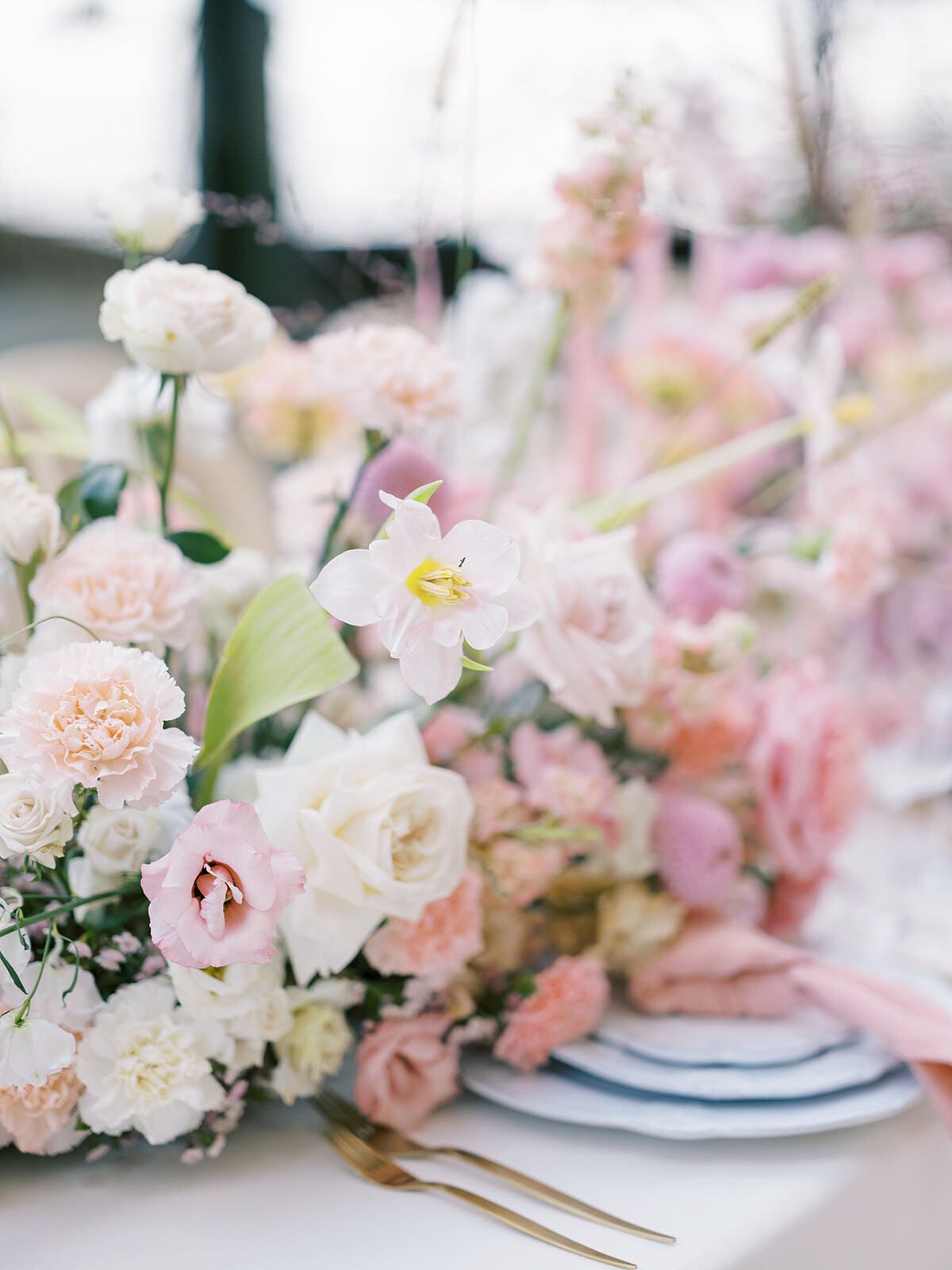 Rosas rosas y blancas en la mesa nupcial
