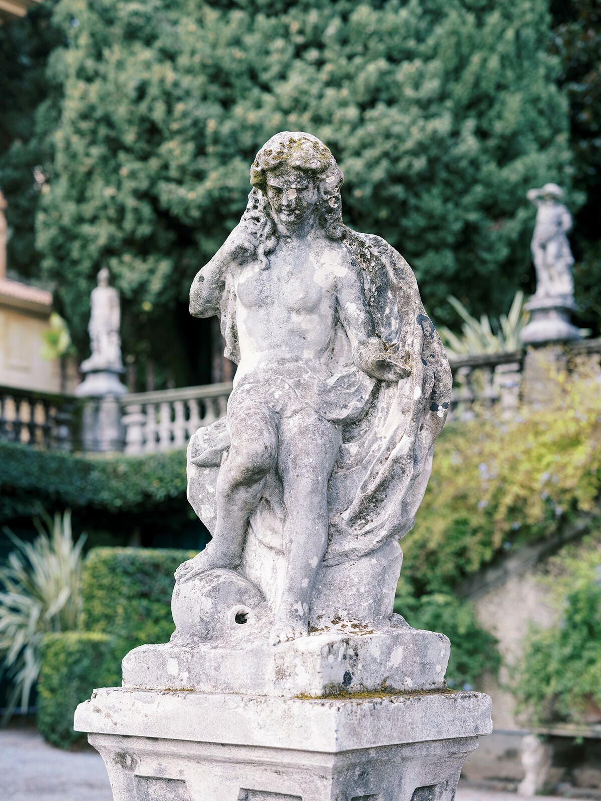 Estatua de piedra en los jardines de Villa Pizzo