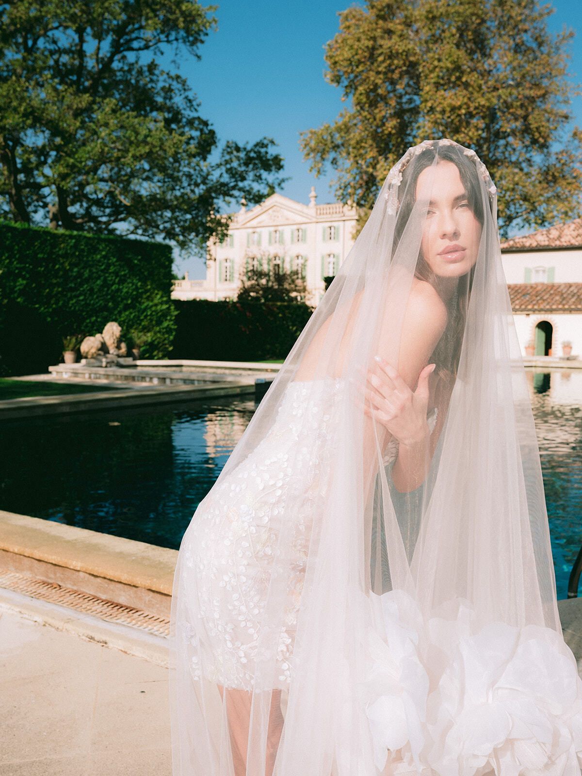 Sposa velata a bordo piscina dello Château de Tourreau, Provenza