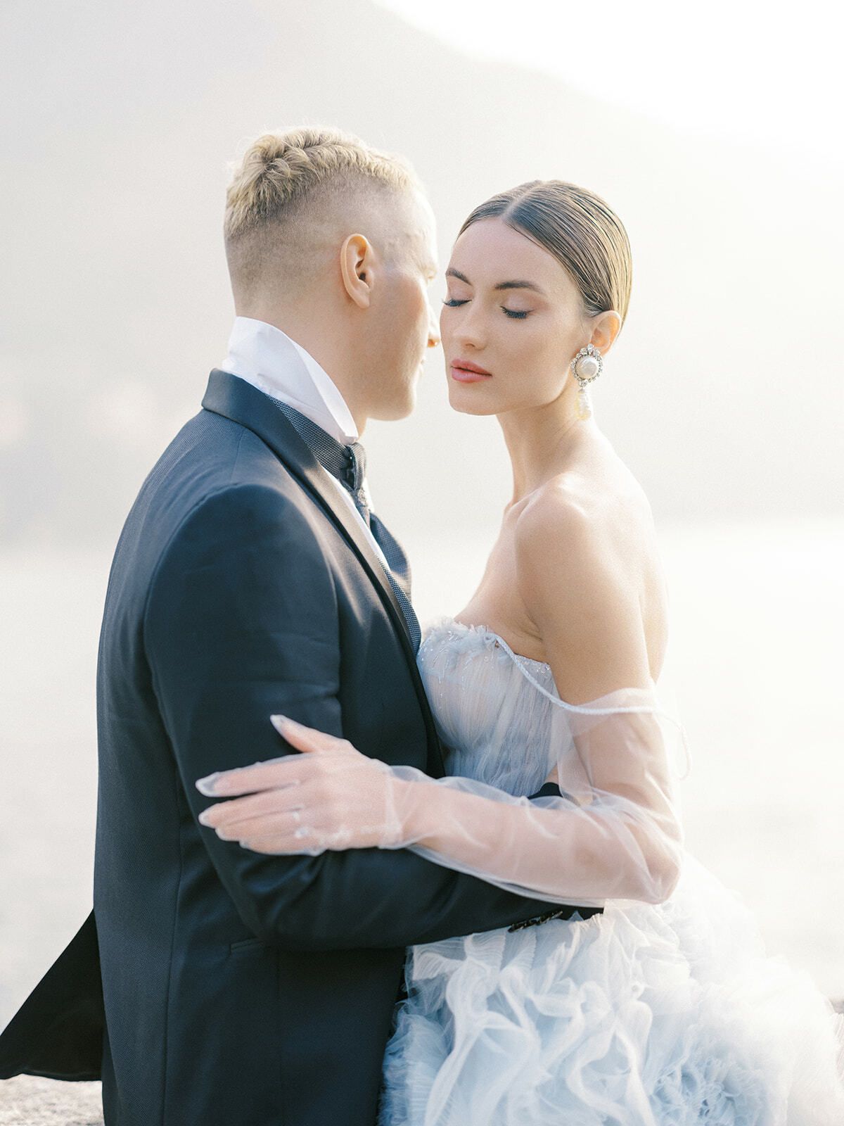 Novios en un momento tierno junto al lago de Como