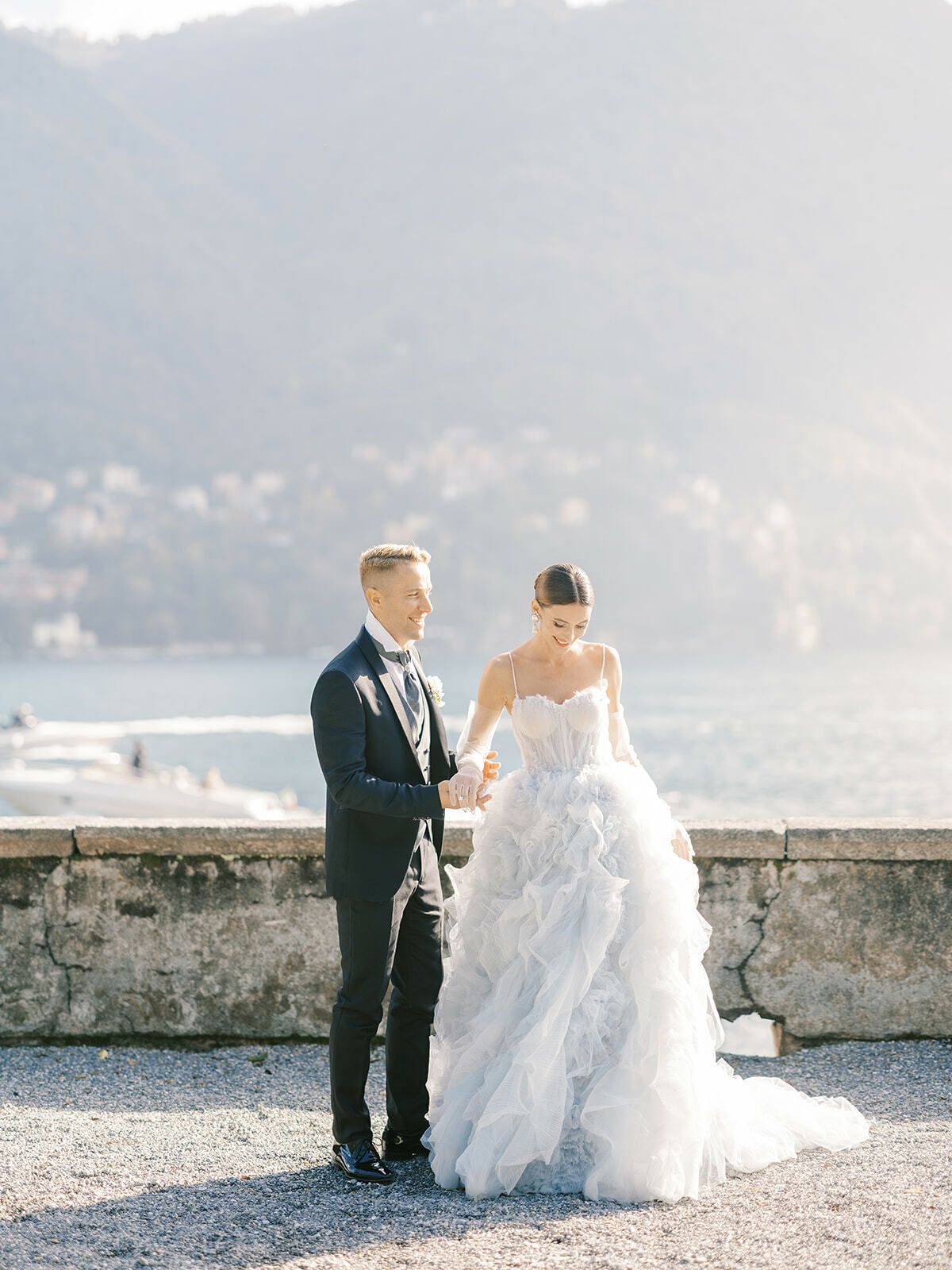 Pareja paseando por la terraza del lago en Villa Pizzo