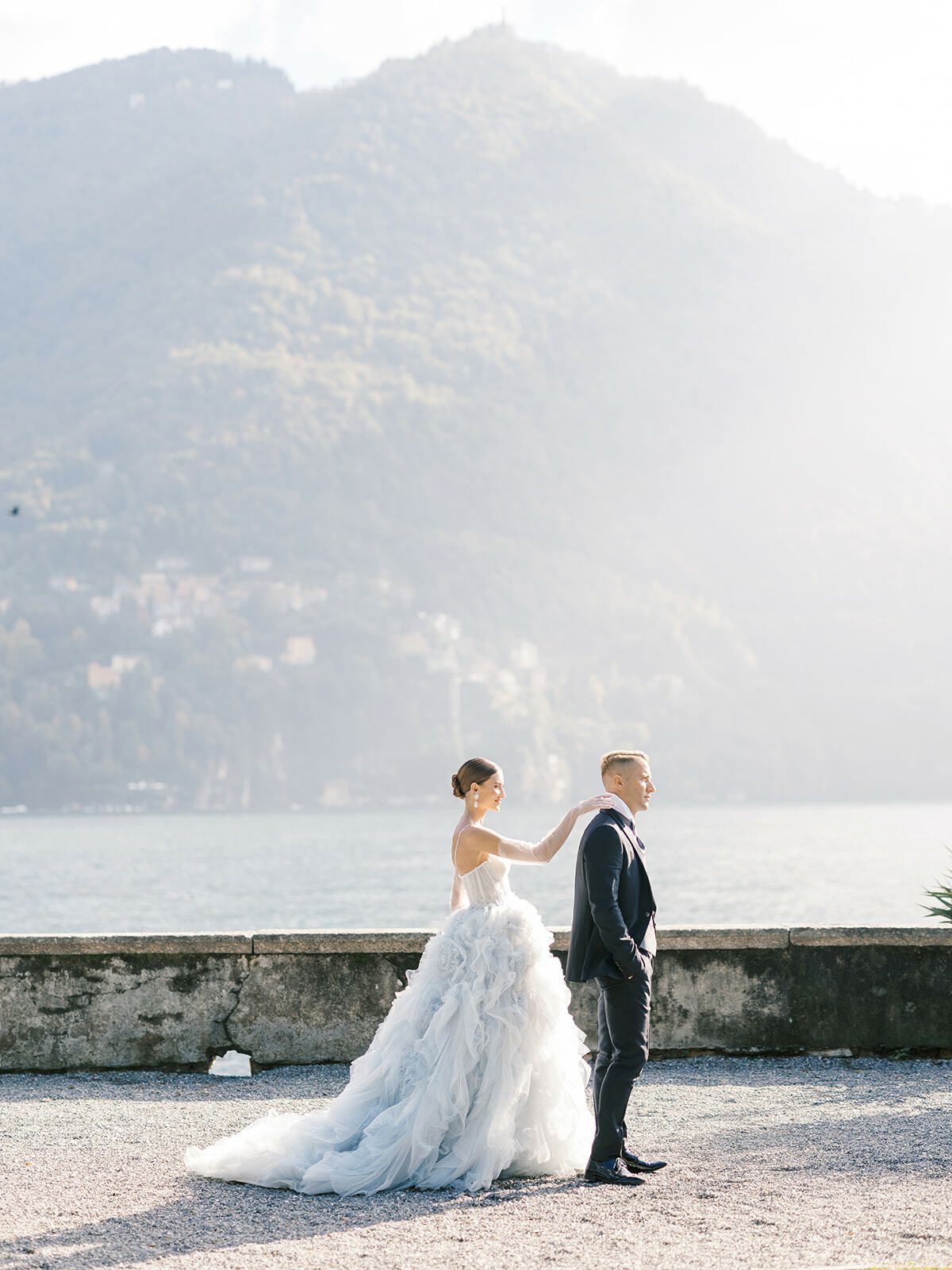 Novia con vestido azul y novio en la terraza junto al lago, Villa Pizzo