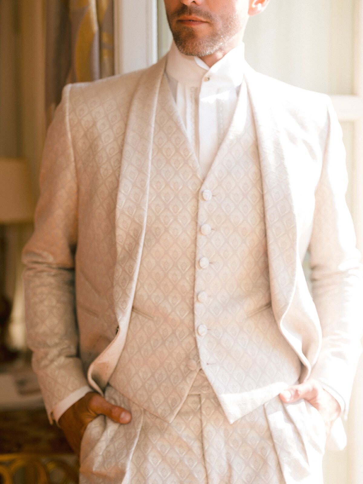 Sposo con gilet e giacca in broccato color crema