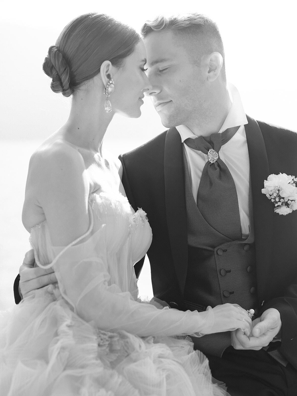 Retrato en blanco y negro de los novios nariz con nariz