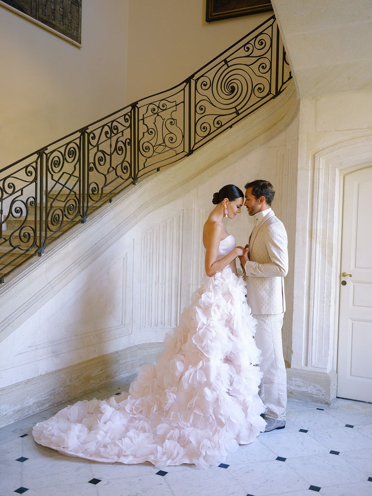 Novios junto a una escalera curva en un château de la Provenza