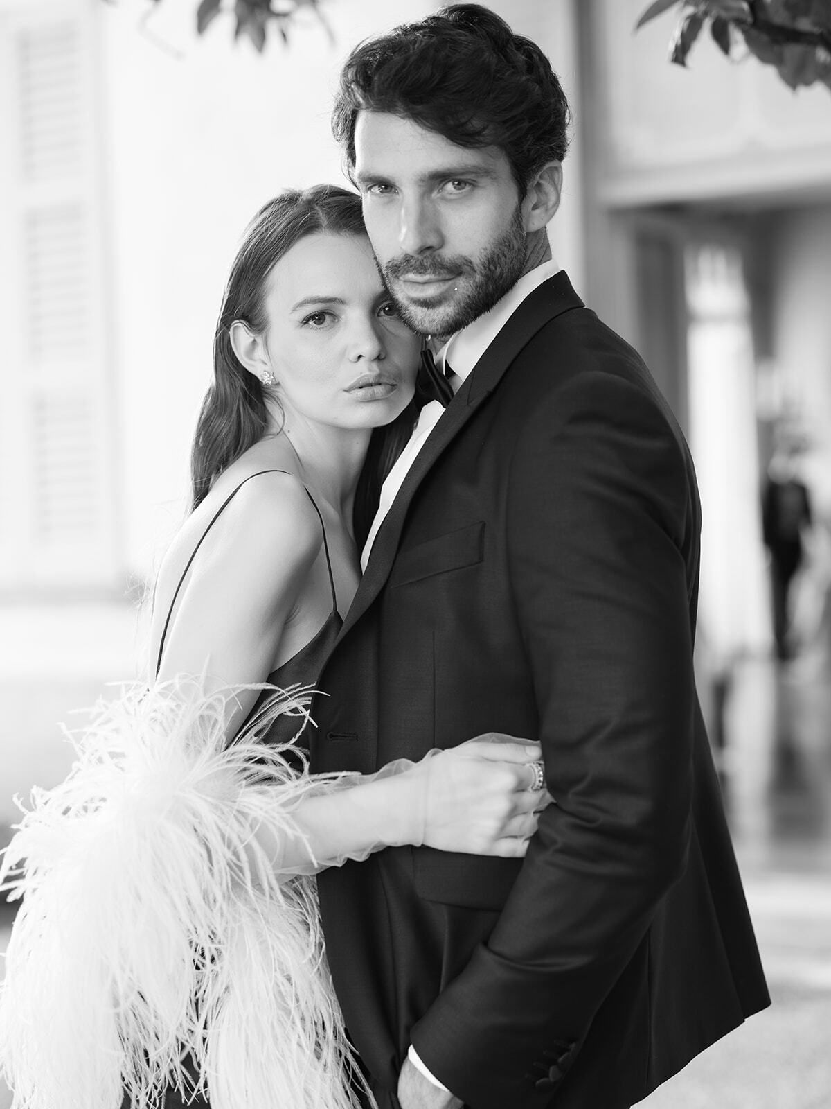 Retrato en blanco y negro de una pareja elegante, la novia con plumas