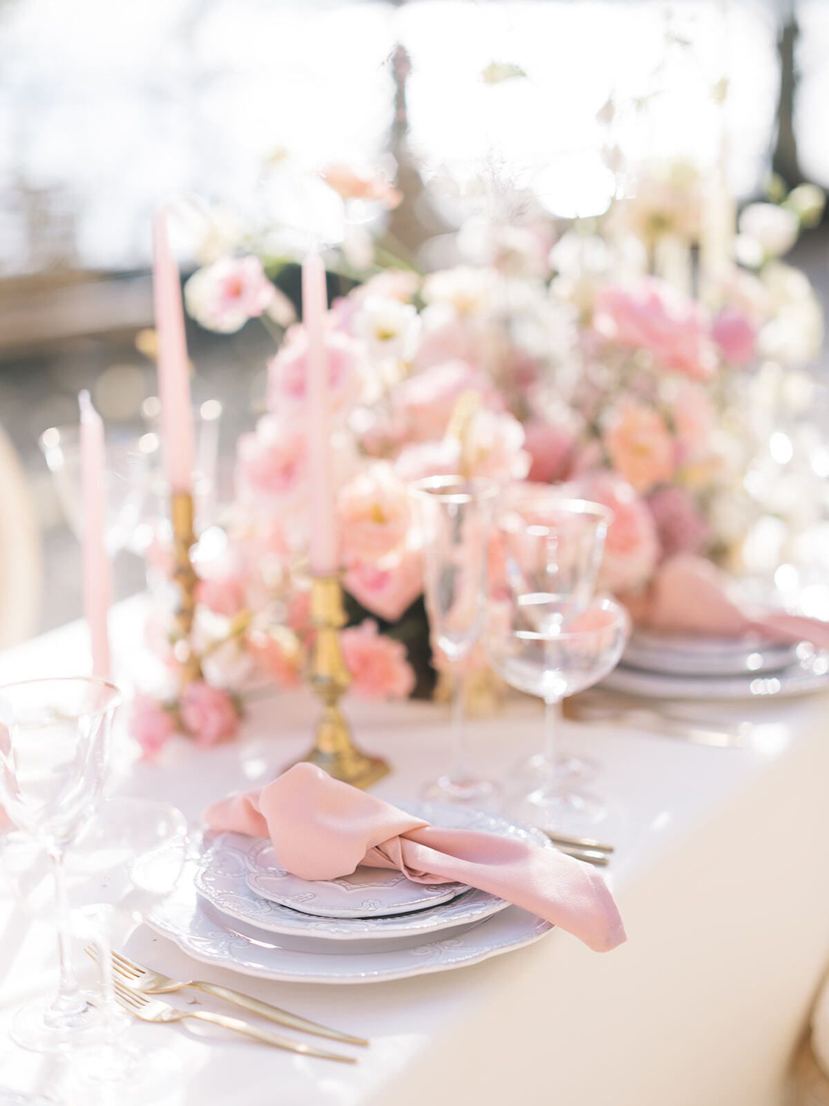 Mesa con servilletas rosas y velas