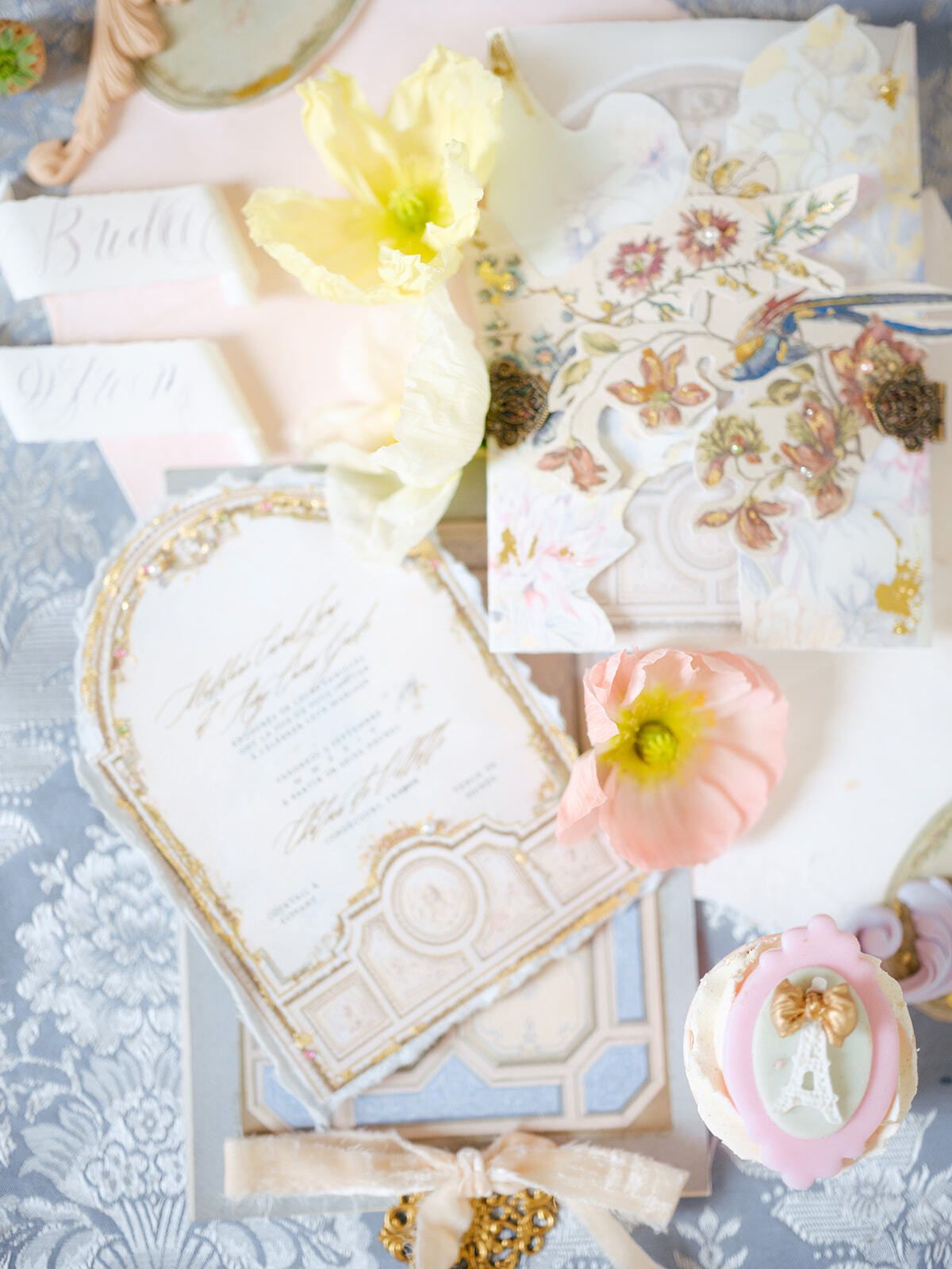 Flatlay mit Hochzeitspapeterie, gelbem Mohn und Wachssiegeln