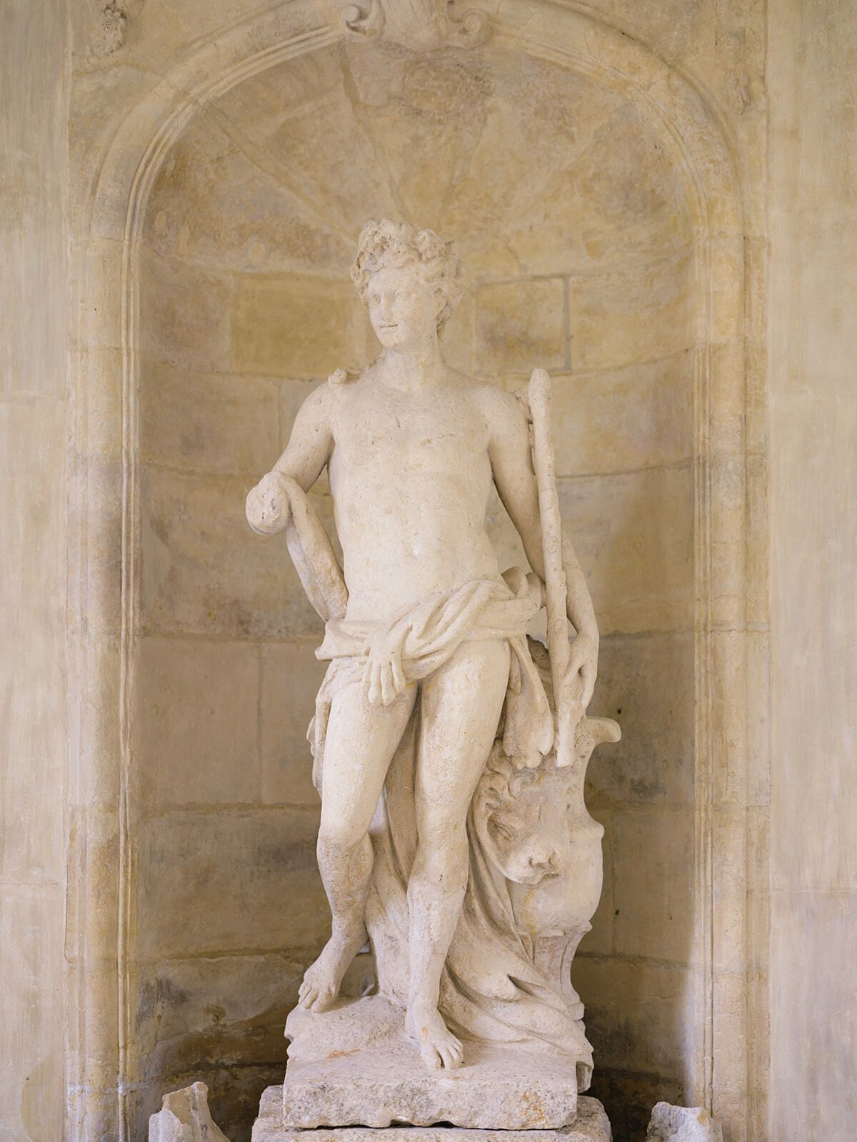 Marmorstatue in einer Nische im Château de Villette