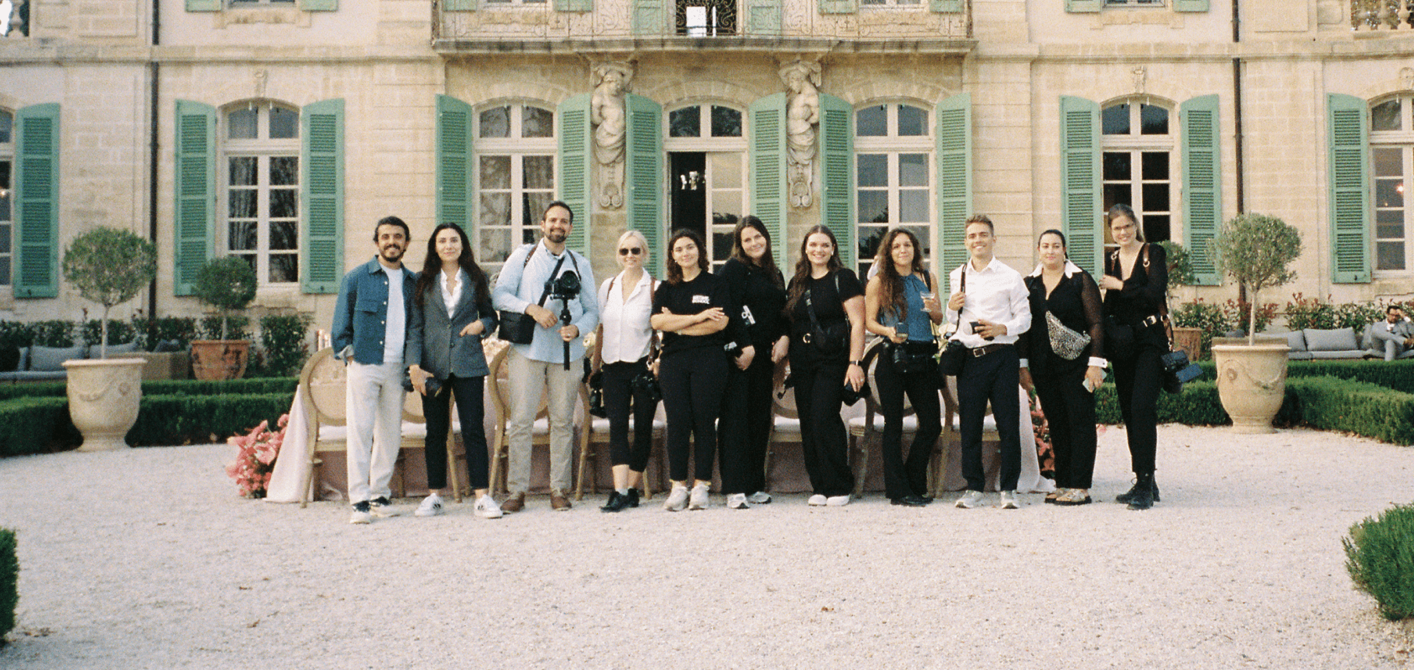 Workshop-Teilnehmende vor einem französischen Château